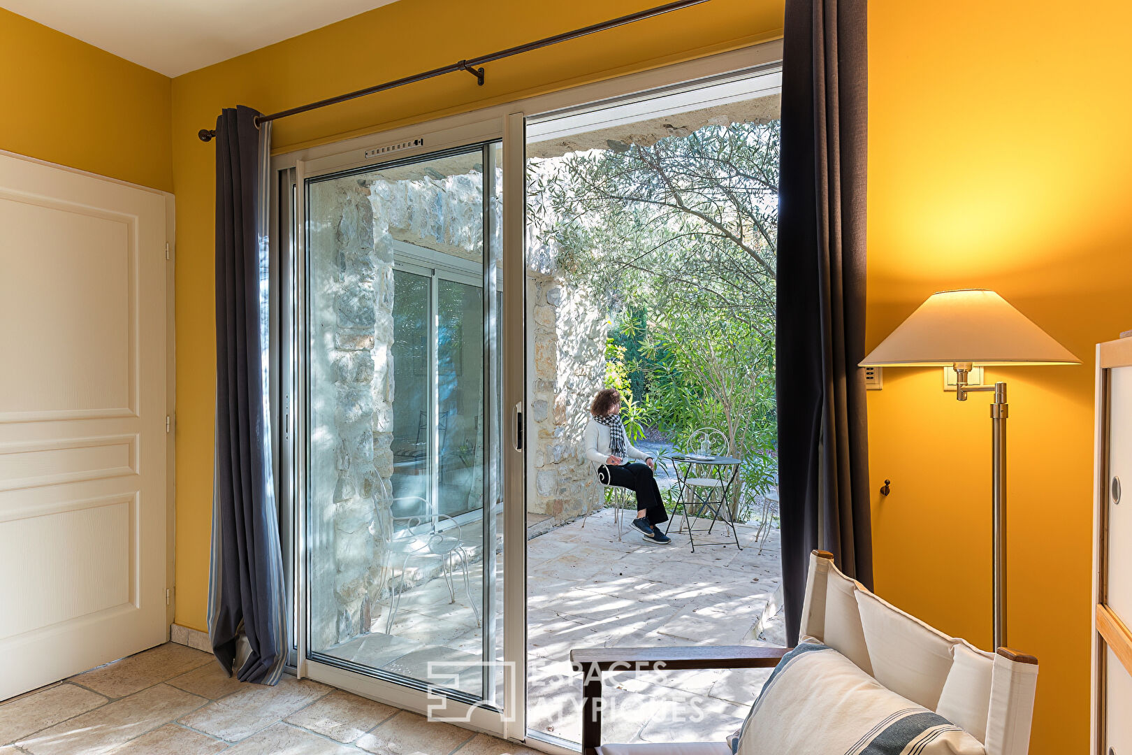 Propriété haut de gamme avec vue, volumes et jardin paysagé