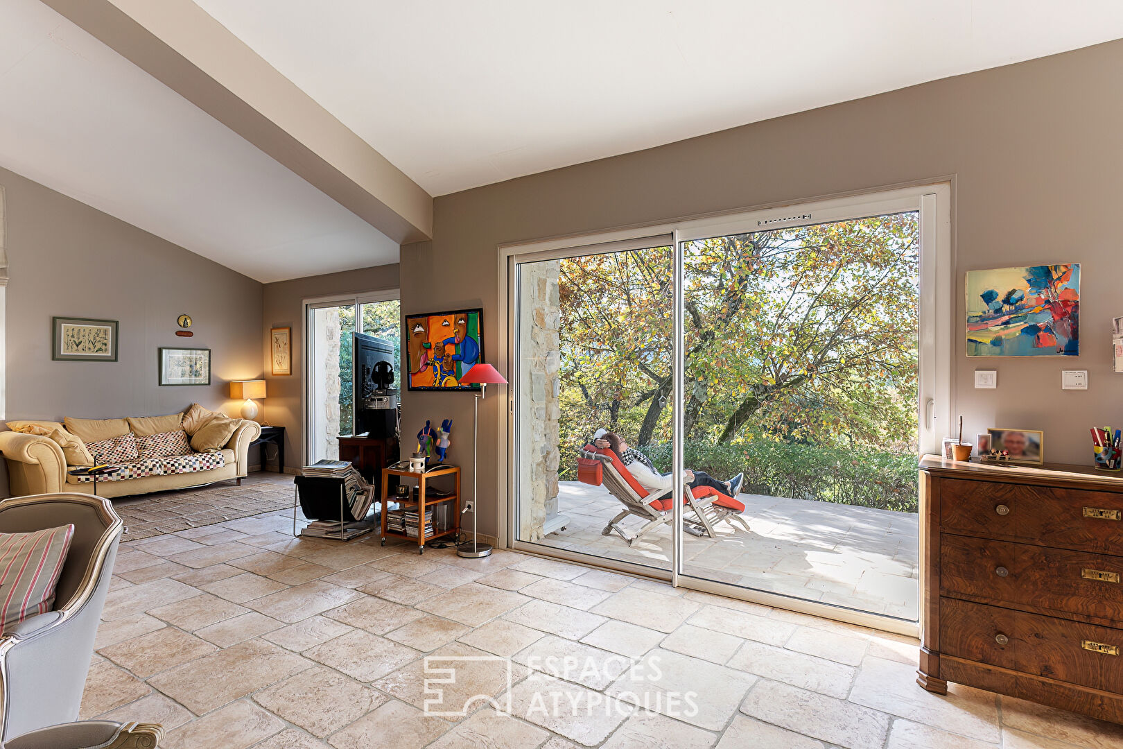 Propriété haut de gamme avec vue, volumes et jardin paysagé