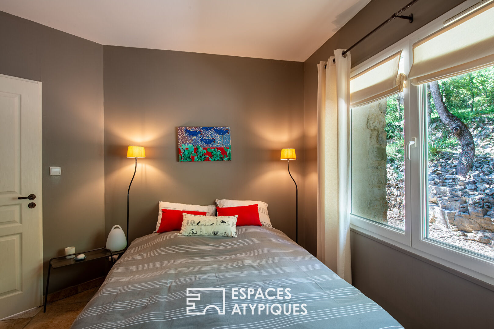 Propriété haut de gamme avec vue, volumes et jardin paysagé