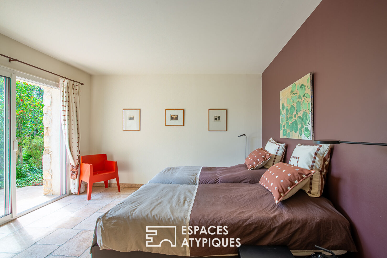 Propriété haut de gamme avec vue, volumes et jardin paysagé