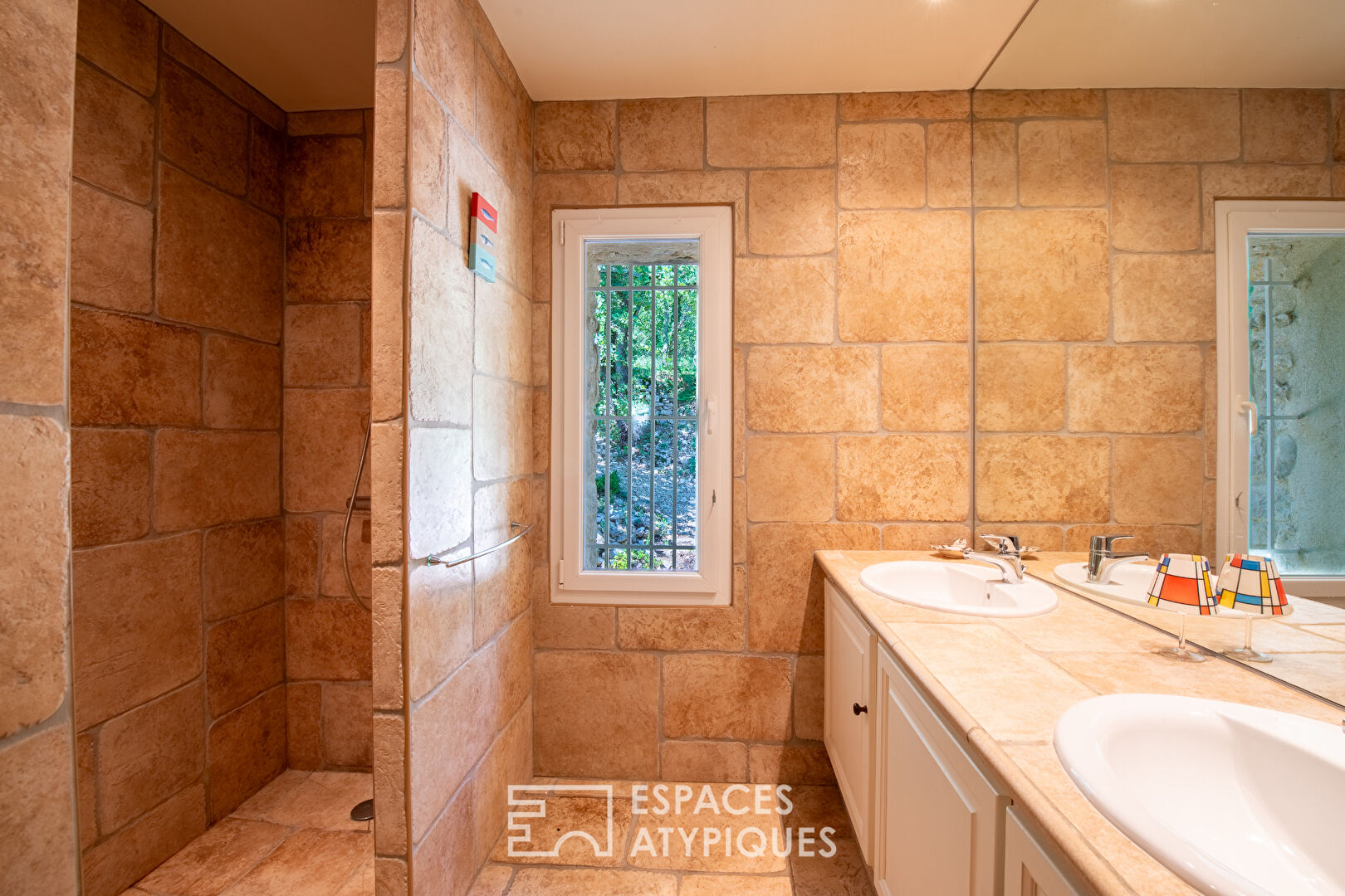 Propriété haut de gamme avec vue, volumes et jardin paysagé