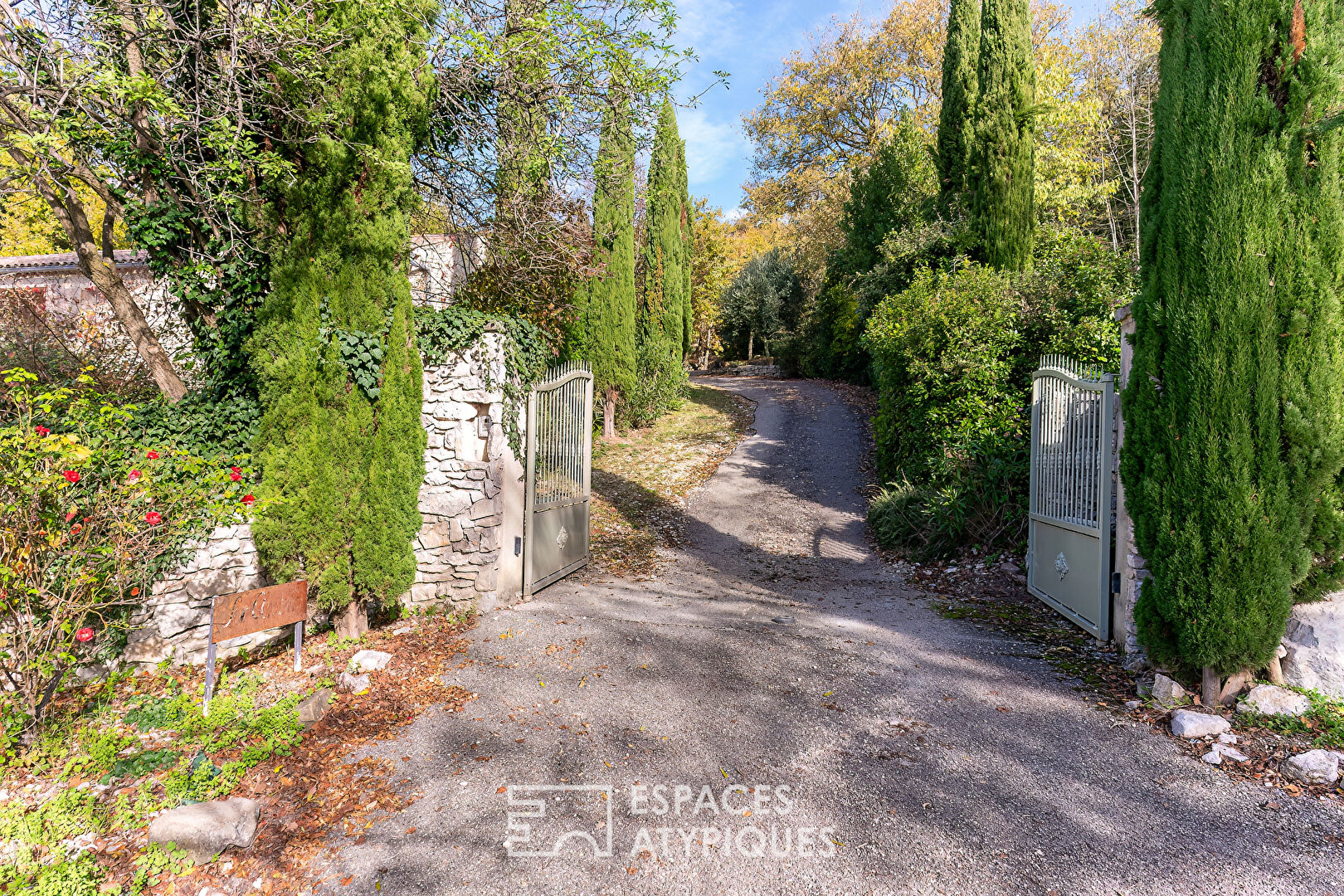 Propriété haut de gamme avec vue, volumes et jardin paysagé