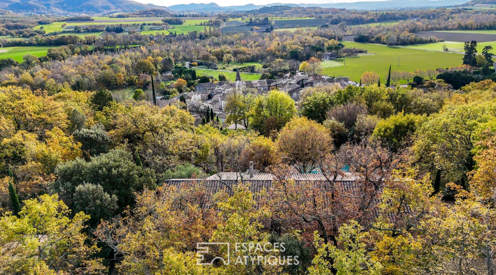 Propriété haut de gamme avec vue, volumes et jardin paysagé