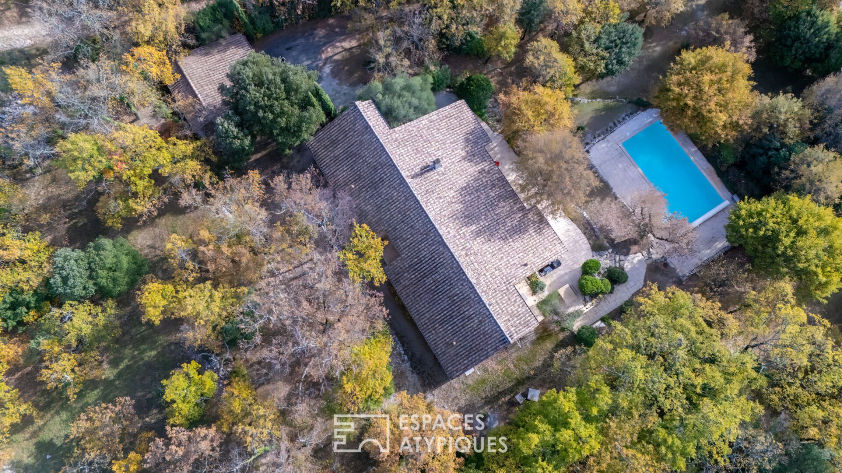 Propriété haut de gamme avec vue, volumes et jardin paysagé