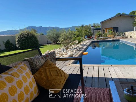 Villa d’architecte de plain-pied  avec vue, piscine et grand garage