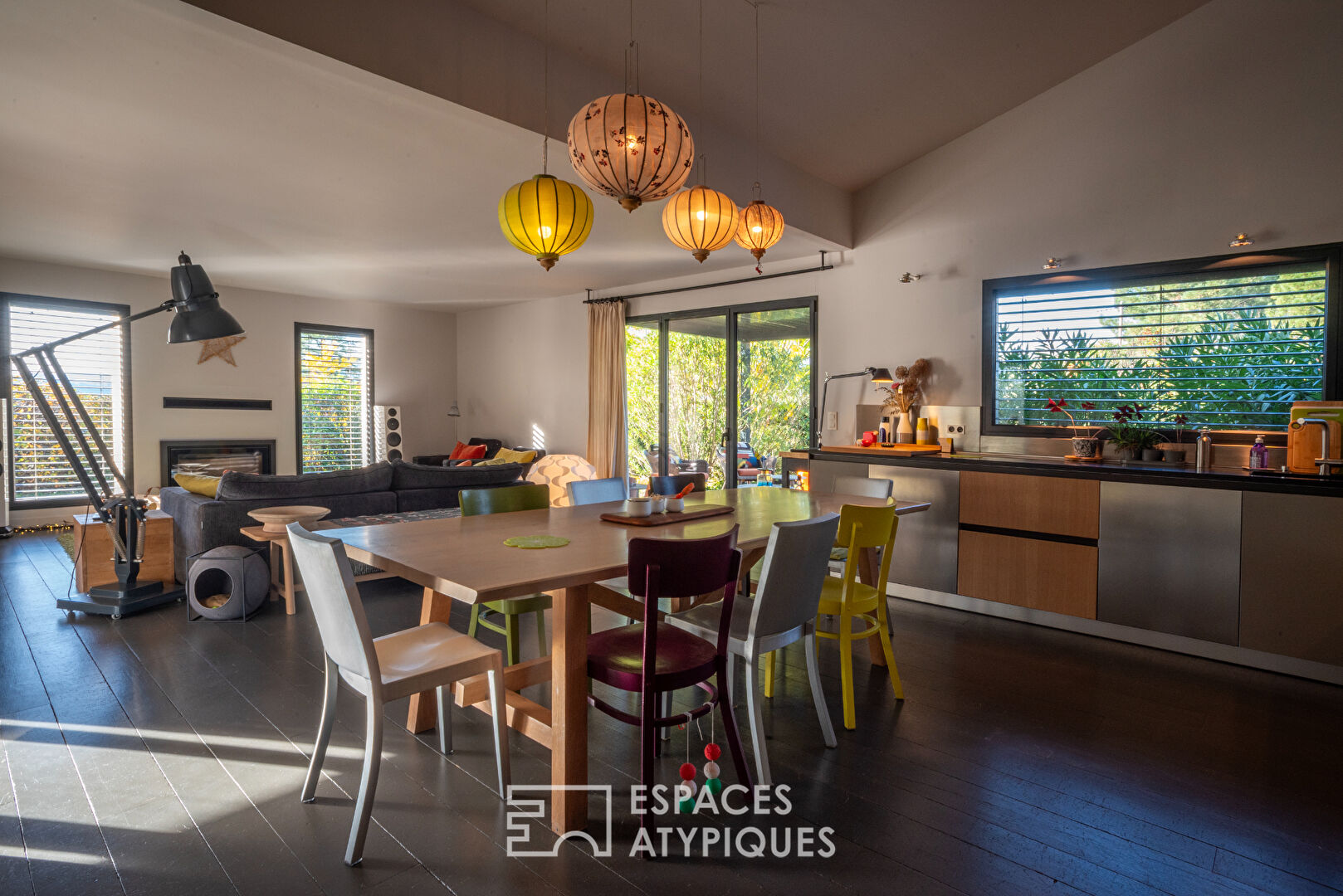 Villa d’architecte de plain-pied  avec vue, piscine et grand garage