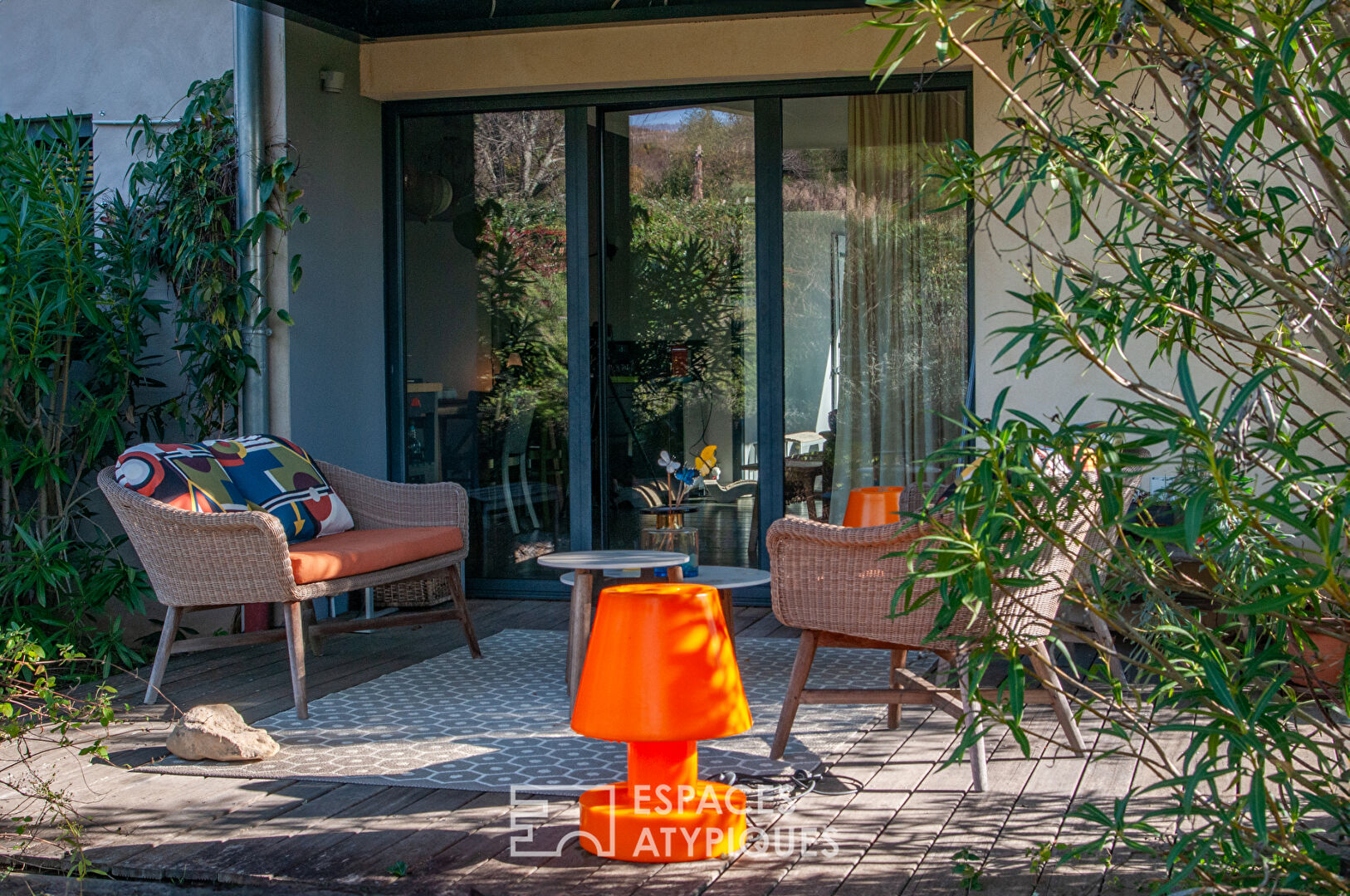 Villa d’architecte de plain-pied  avec vue, piscine et grand garage