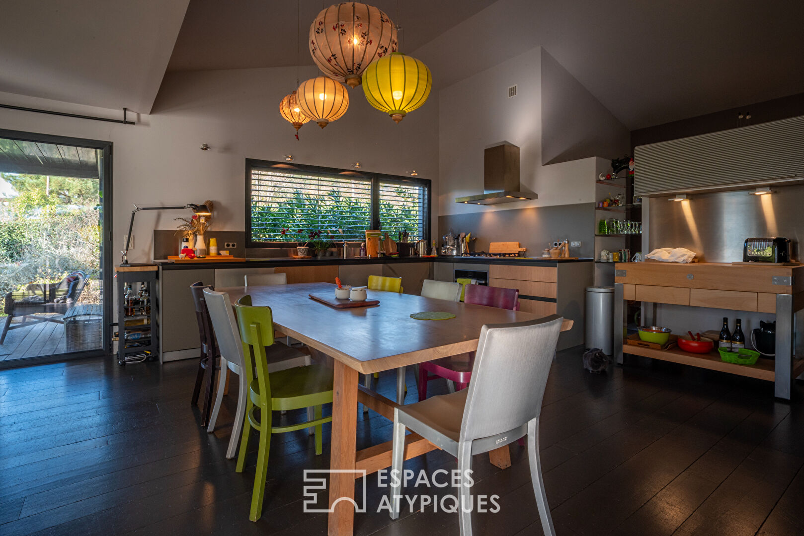 Villa d’architecte de plain-pied  avec vue, piscine et grand garage