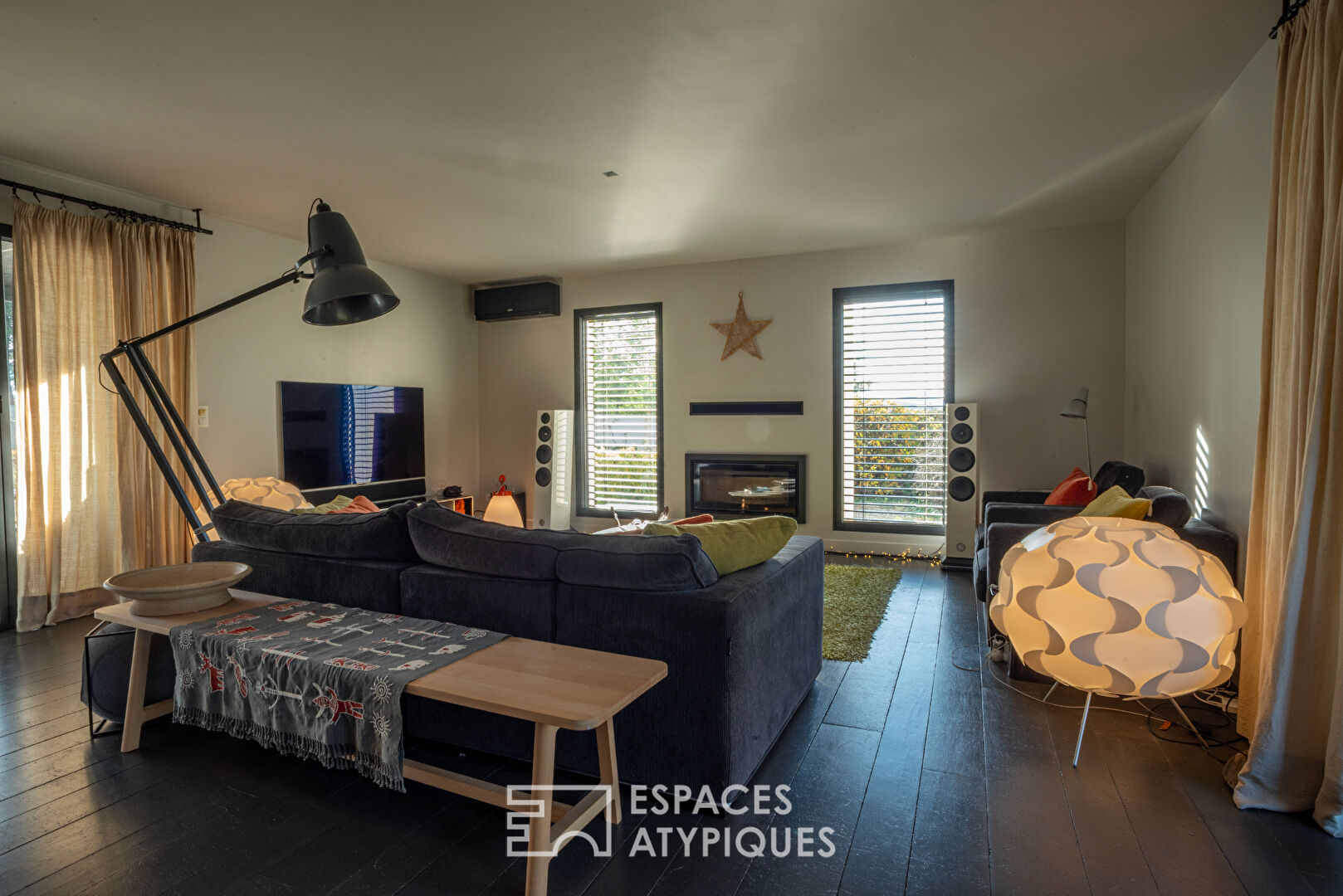 Villa d’architecte de plain-pied  avec vue, piscine et grand garage