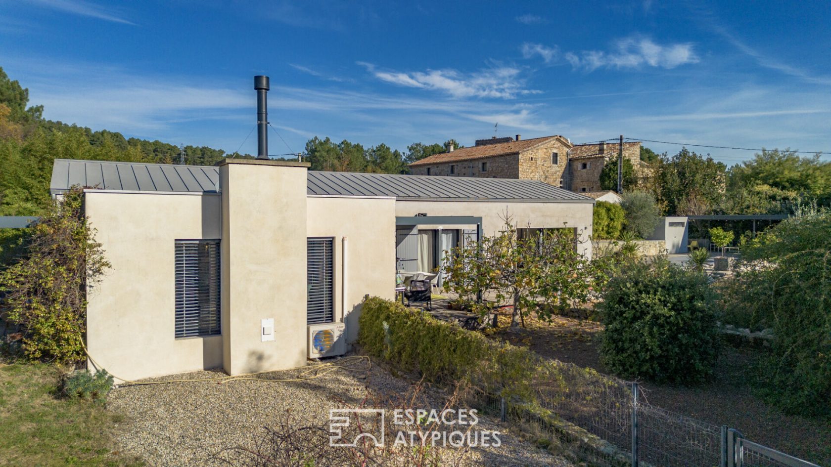 Villa d’architecte de plain-pied  avec vue, piscine et grand garage