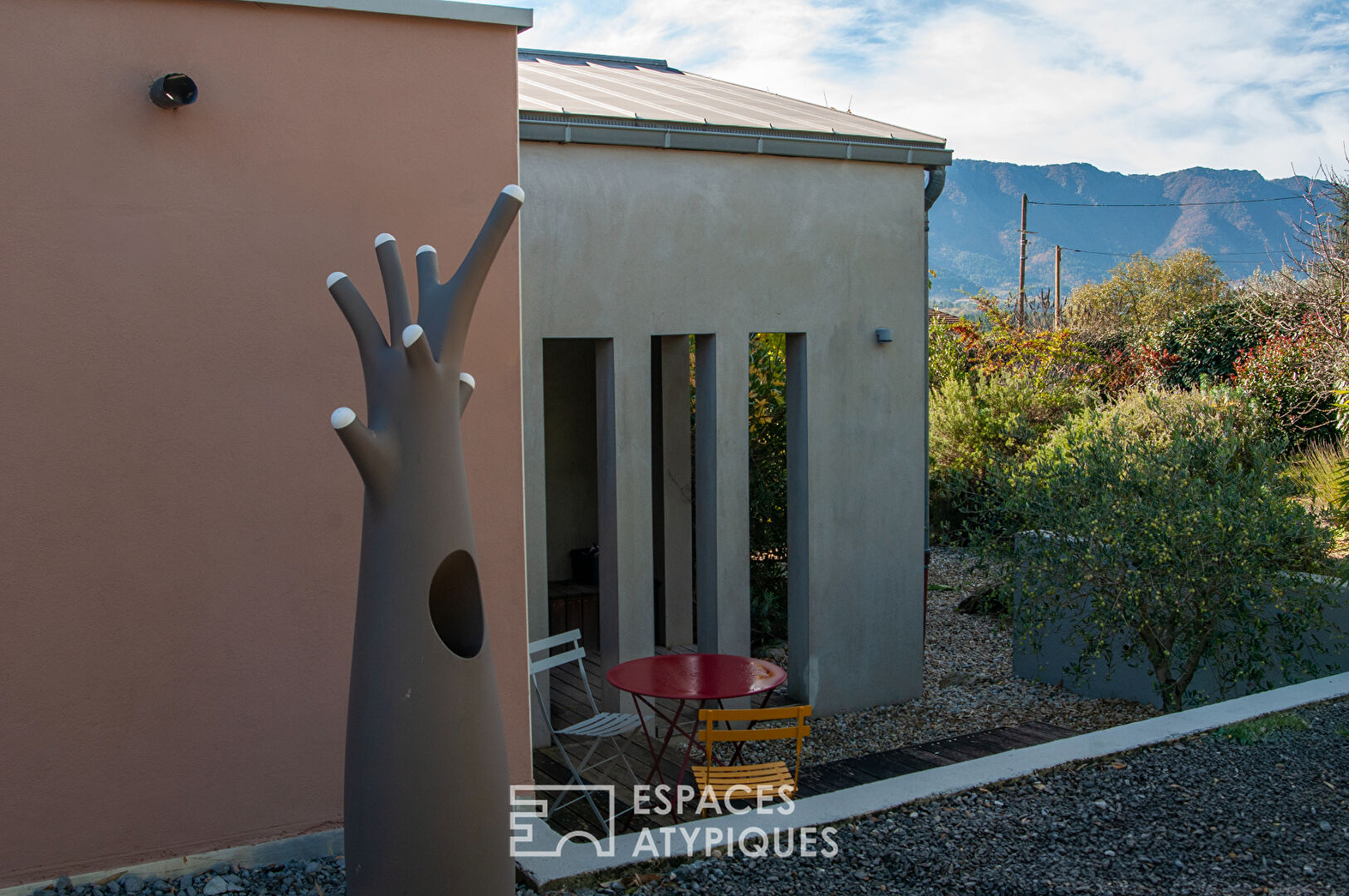 Villa d’architecte de plain-pied  avec vue, piscine et grand garage