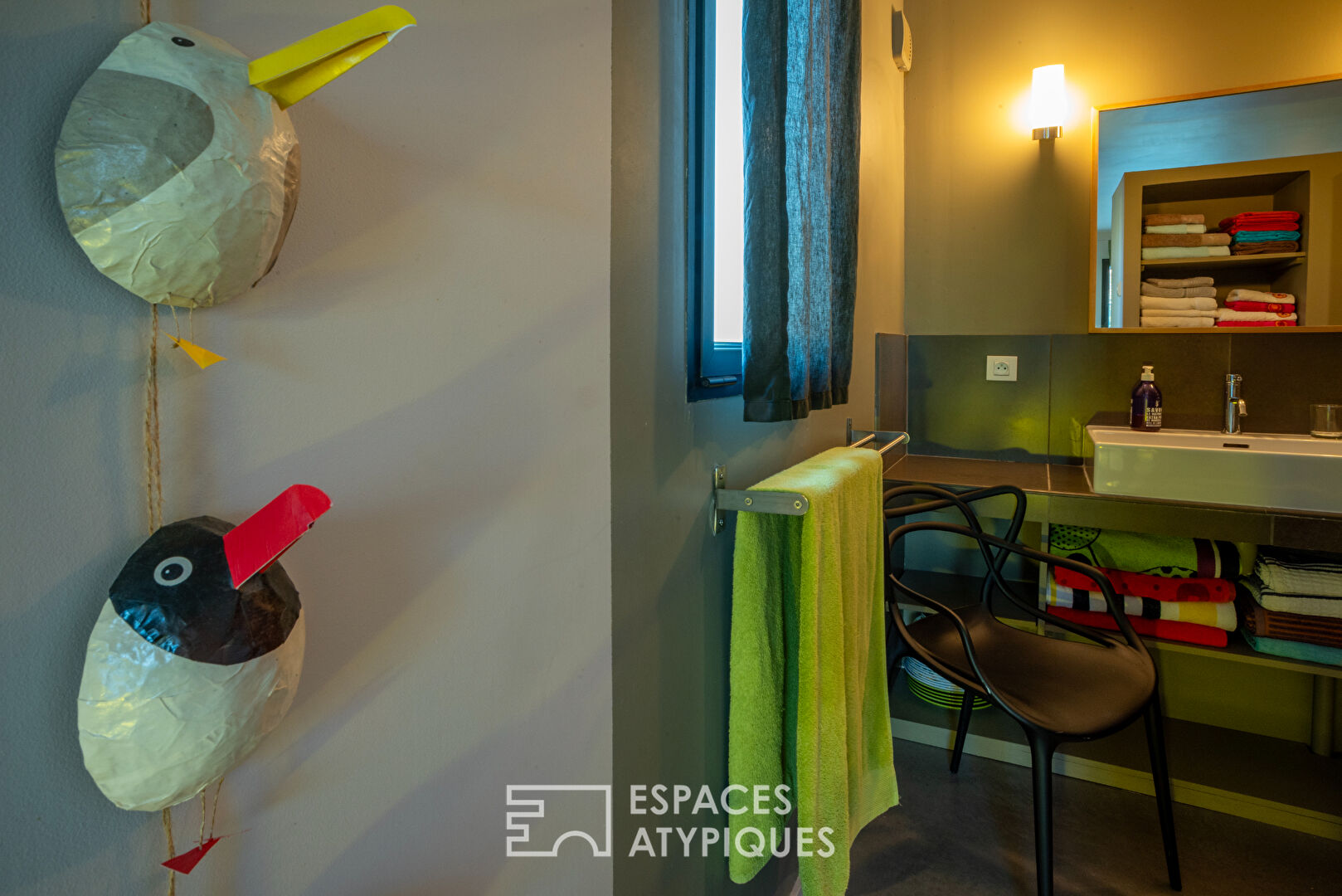 Villa d’architecte de plain-pied  avec vue, piscine et grand garage