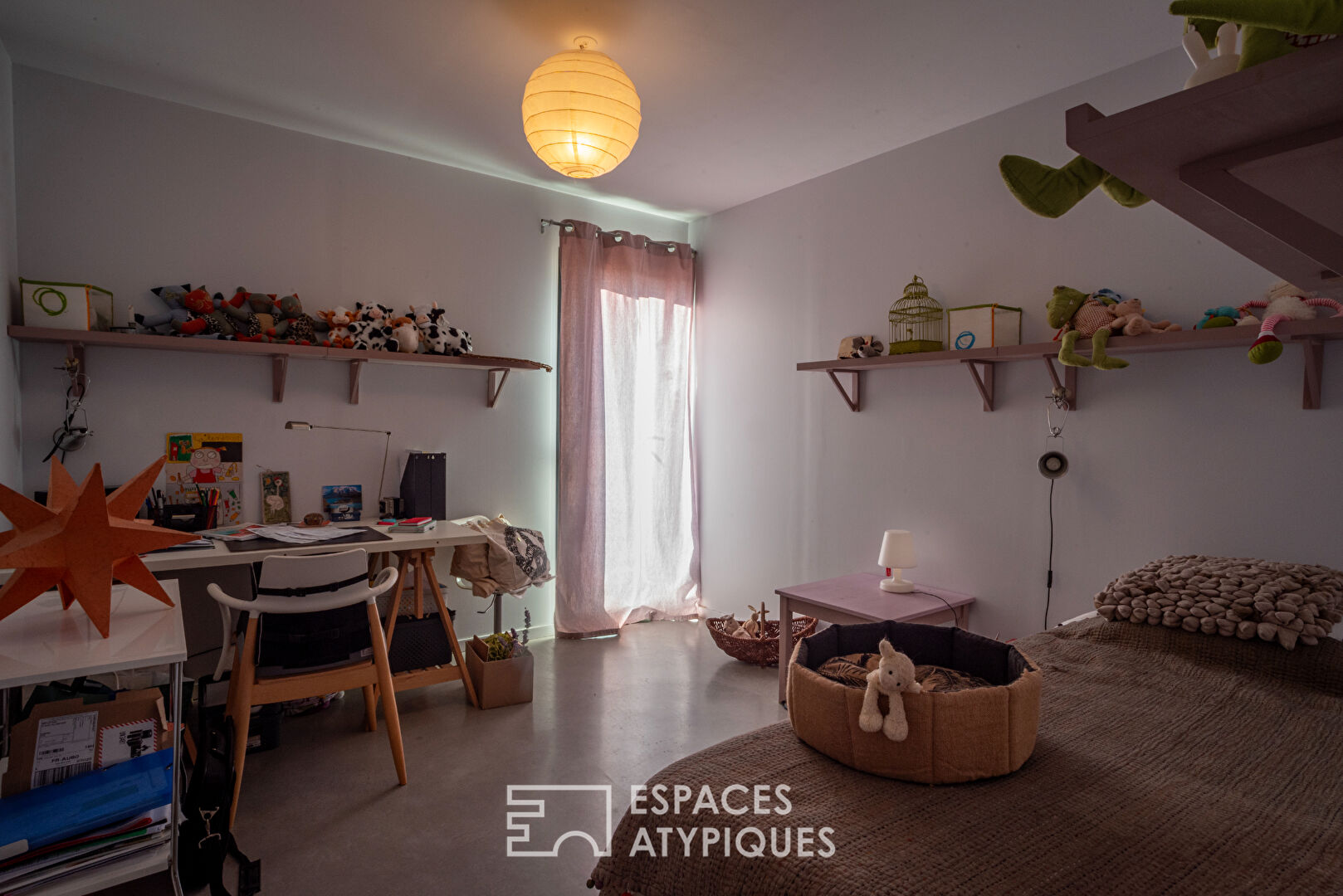 Villa d’architecte de plain-pied  avec vue, piscine et grand garage