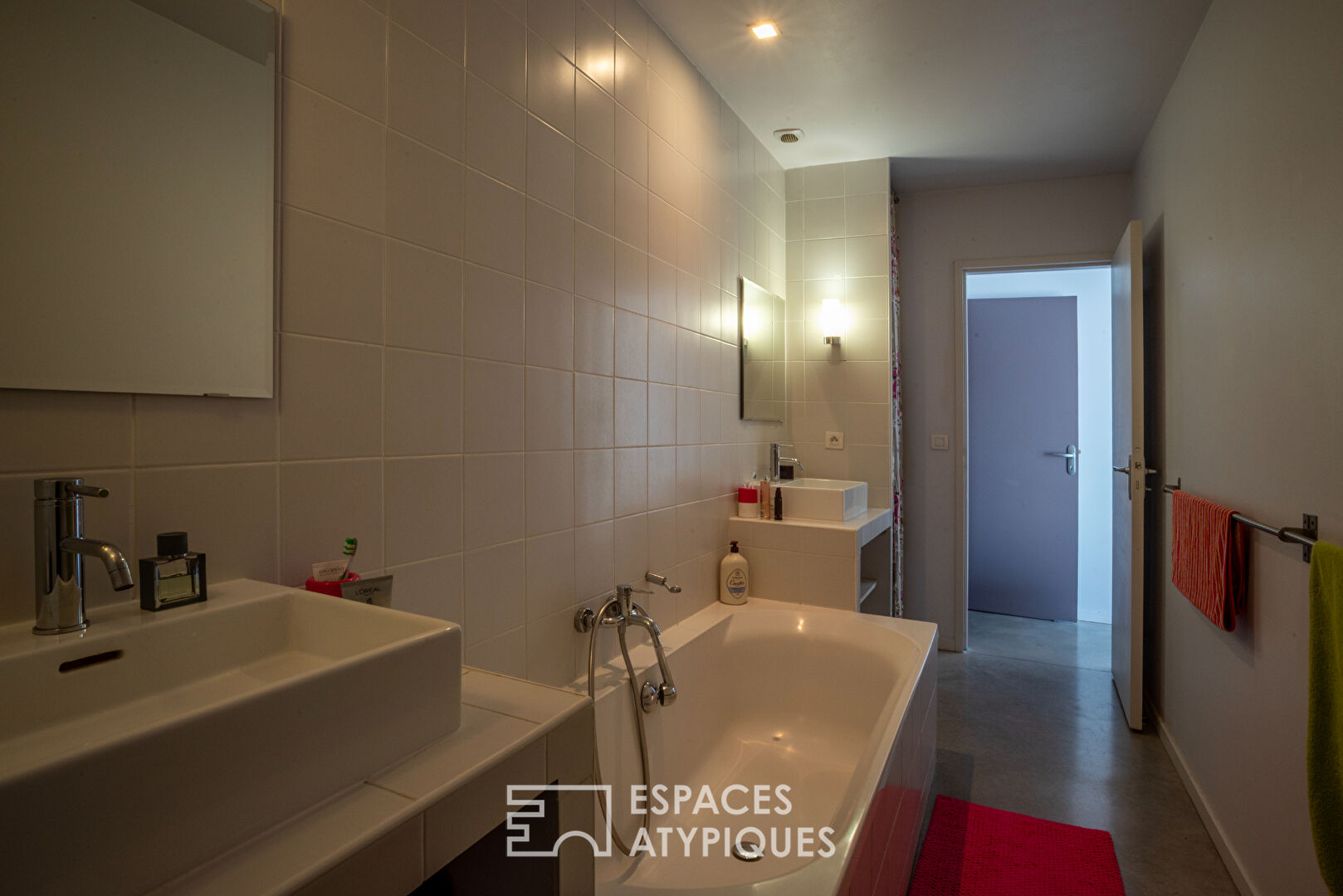 Villa d’architecte de plain-pied  avec vue, piscine et grand garage