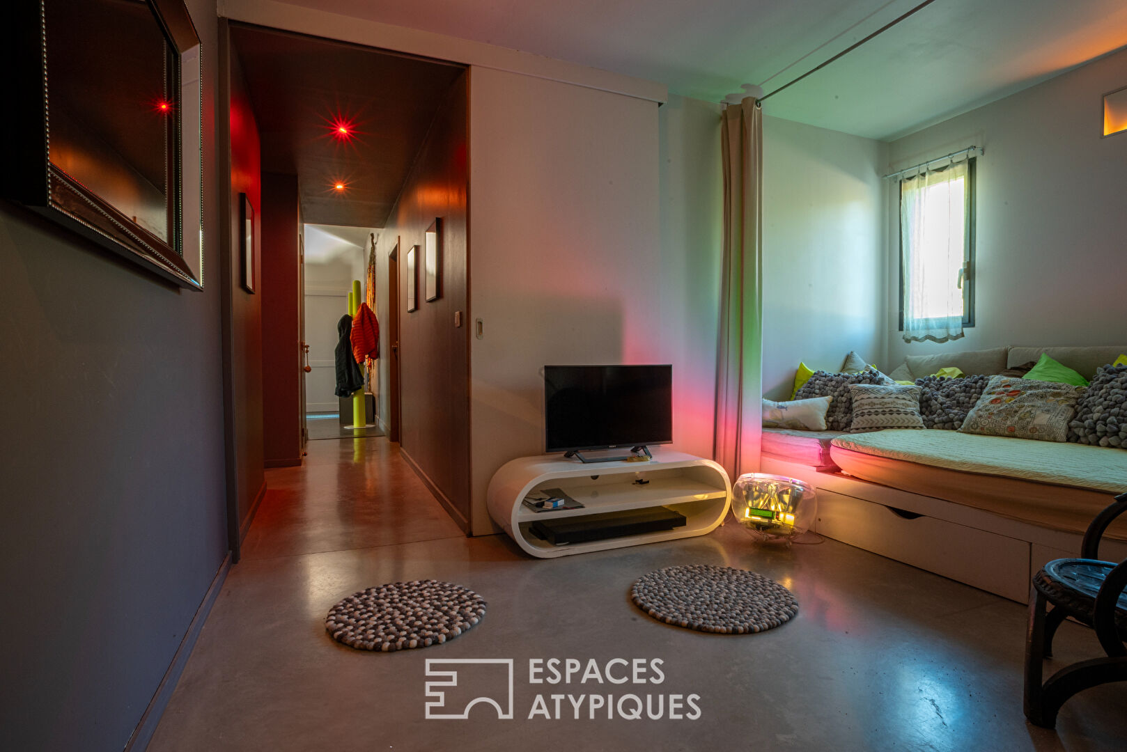 Villa d’architecte de plain-pied  avec vue, piscine et grand garage