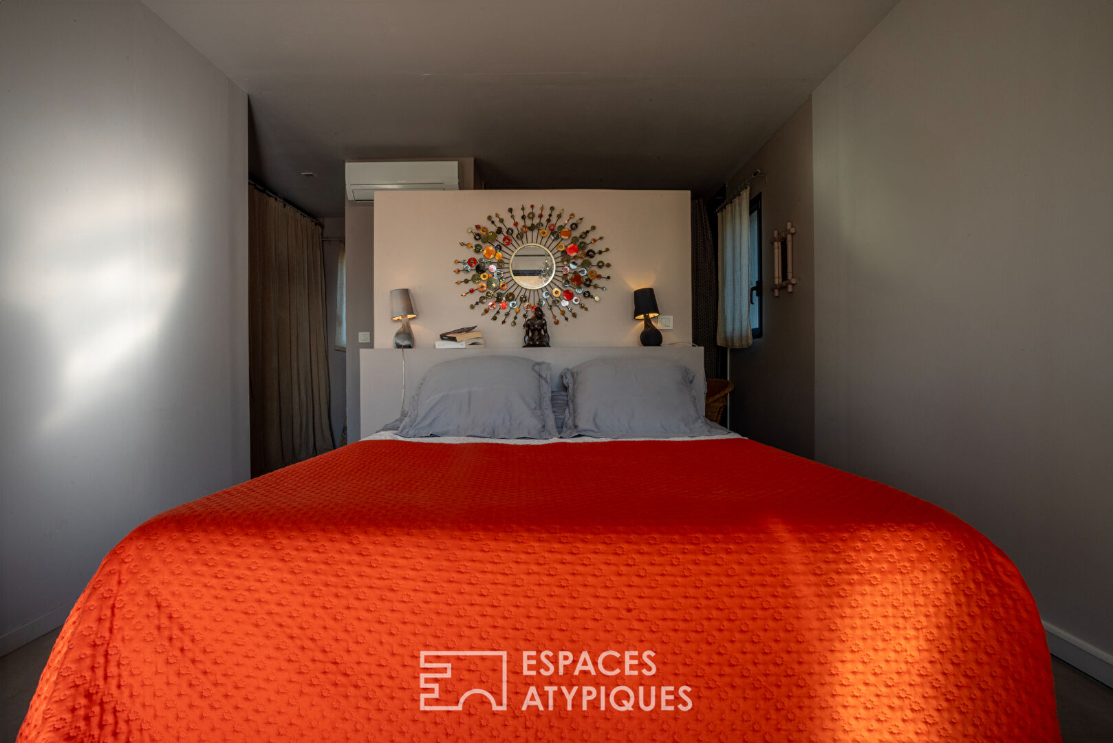 Villa d’architecte de plain-pied  avec vue, piscine et grand garage