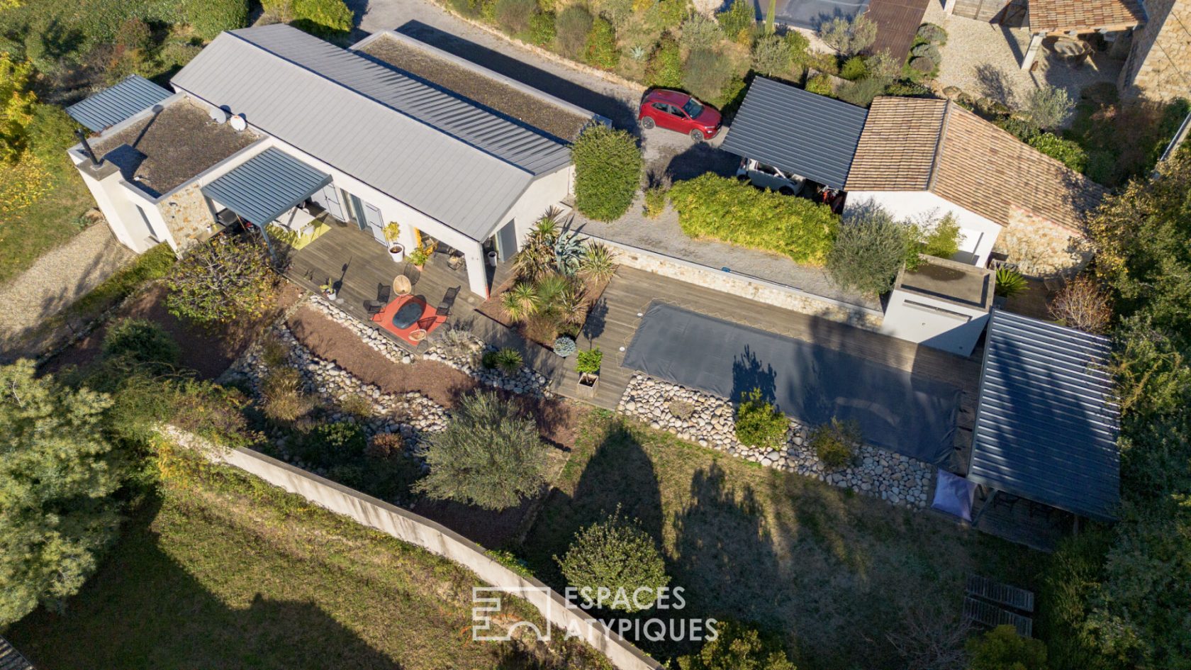 Villa d’architecte de plain-pied  avec vue, piscine et grand garage