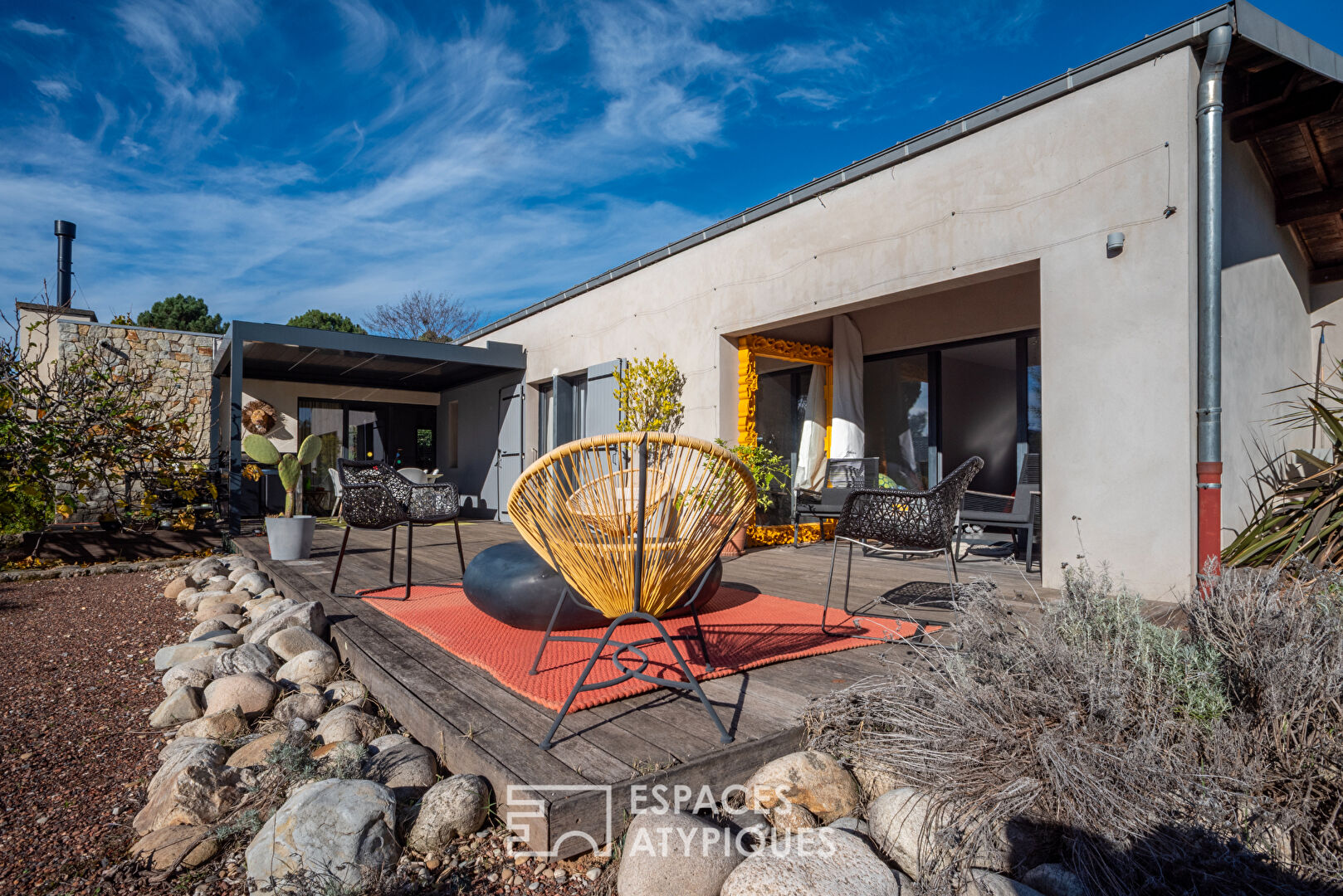Villa d’architecte de plain-pied  avec vue, piscine et grand garage