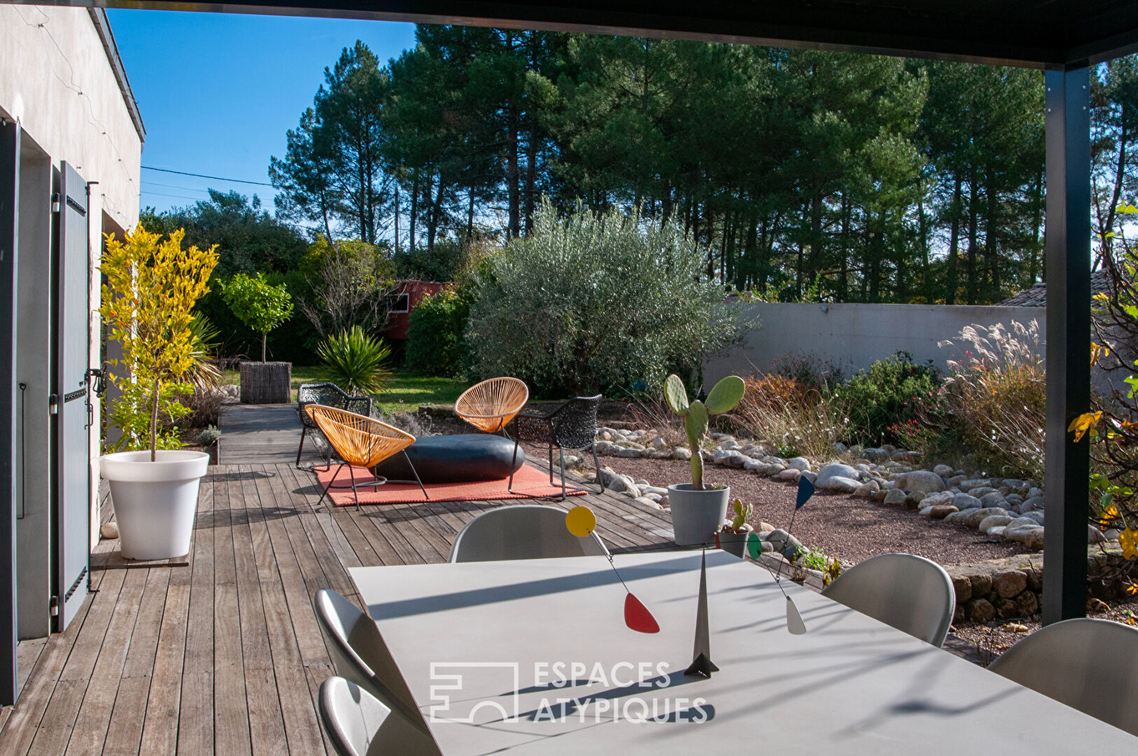 Villa d’architecte de plain-pied  avec vue, piscine et grand garage