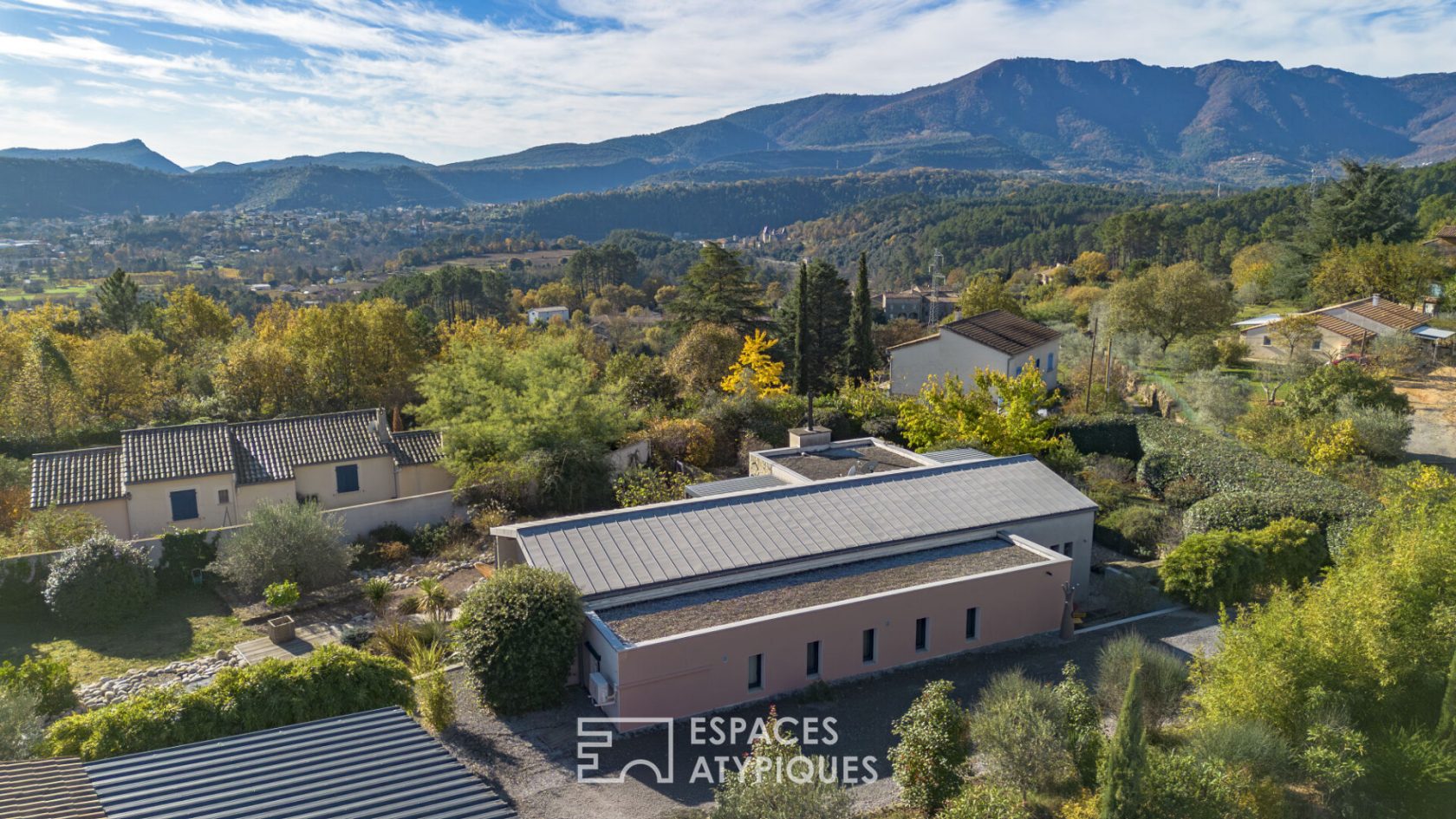 Villa d’architecte de plain-pied  avec vue, piscine et grand garage