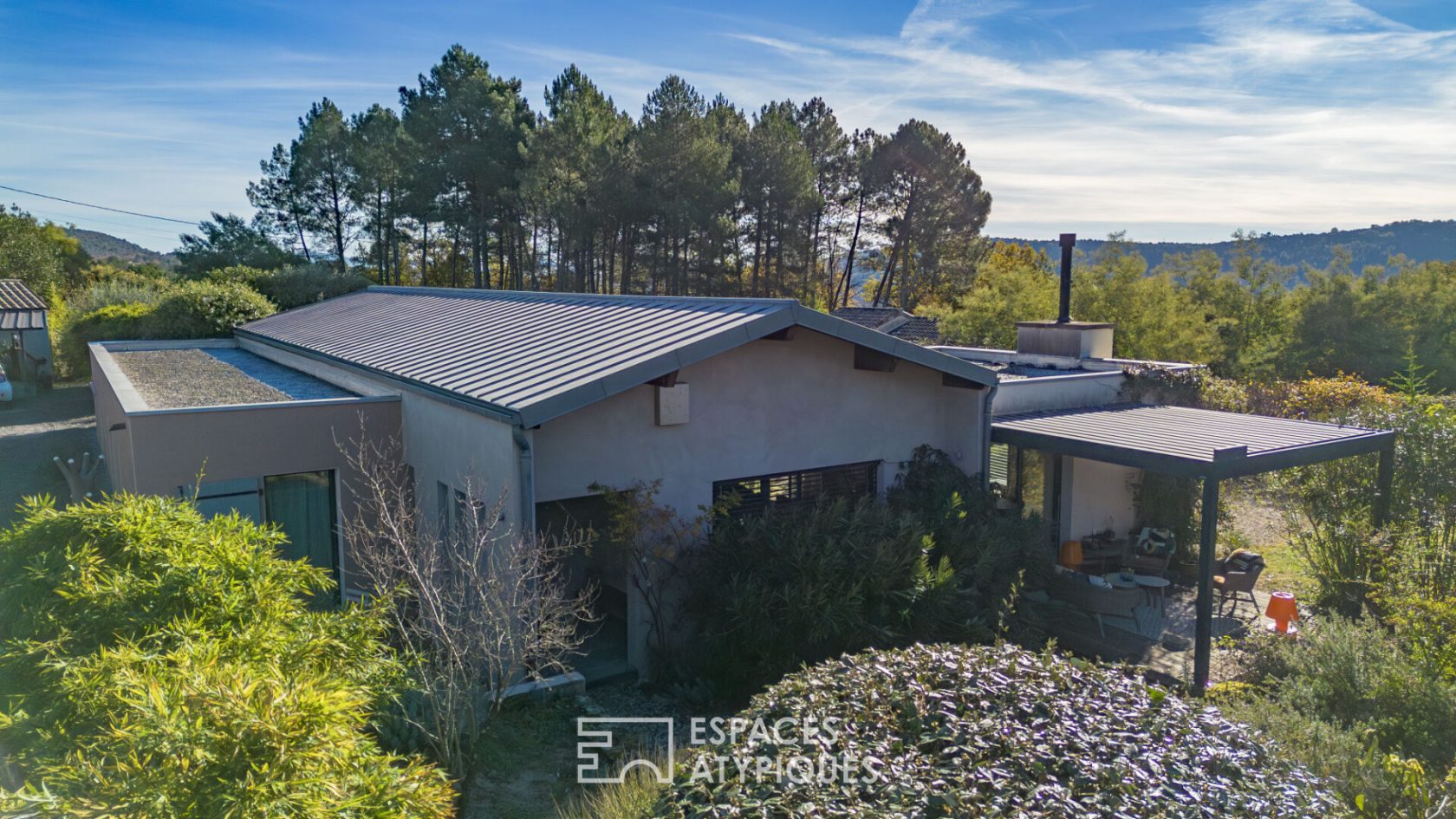 Villa d’architecte de plain-pied  avec vue, piscine et grand garage