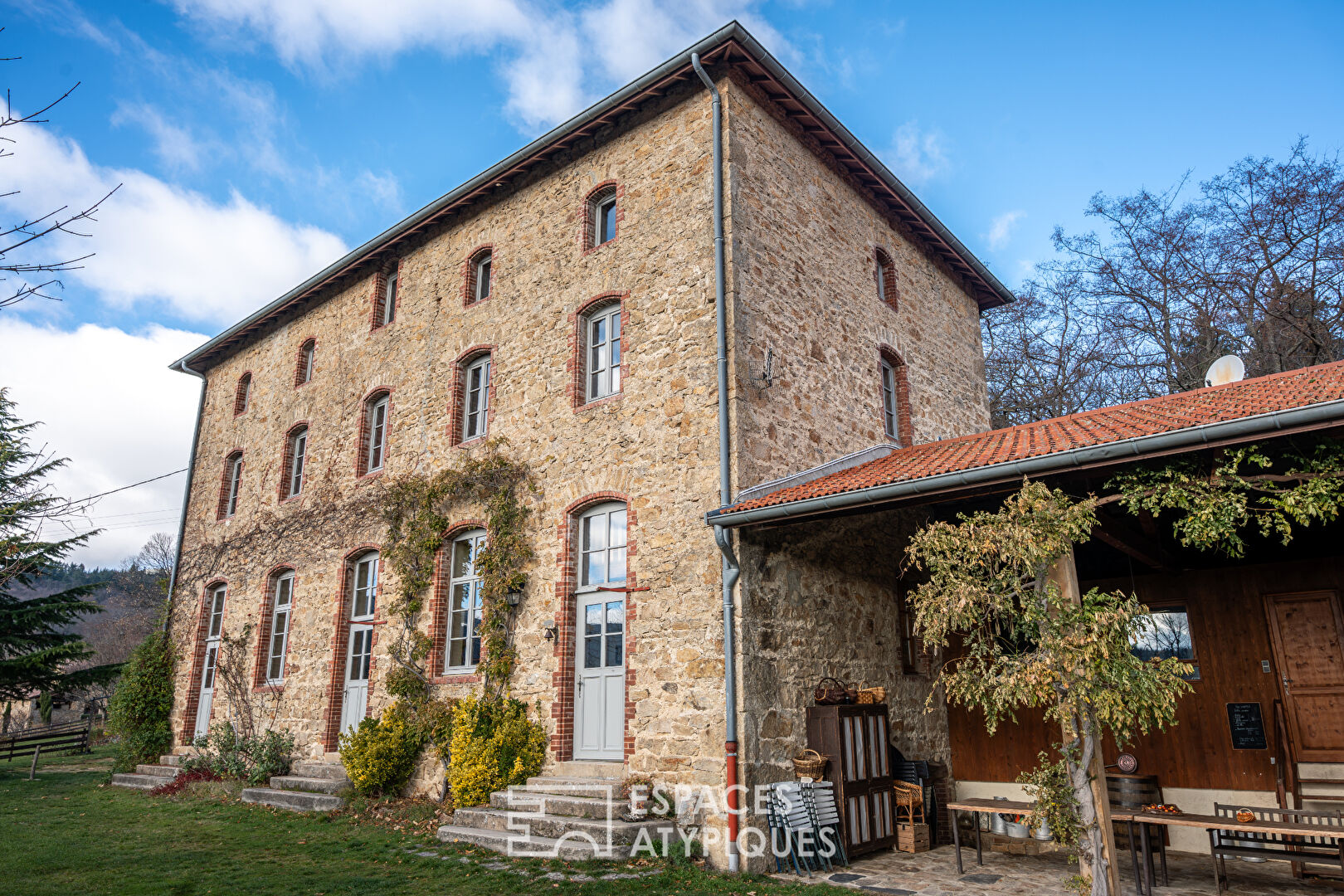 En Ardèche, des propositions d’accueil, sous le charme d’une ancienne école.