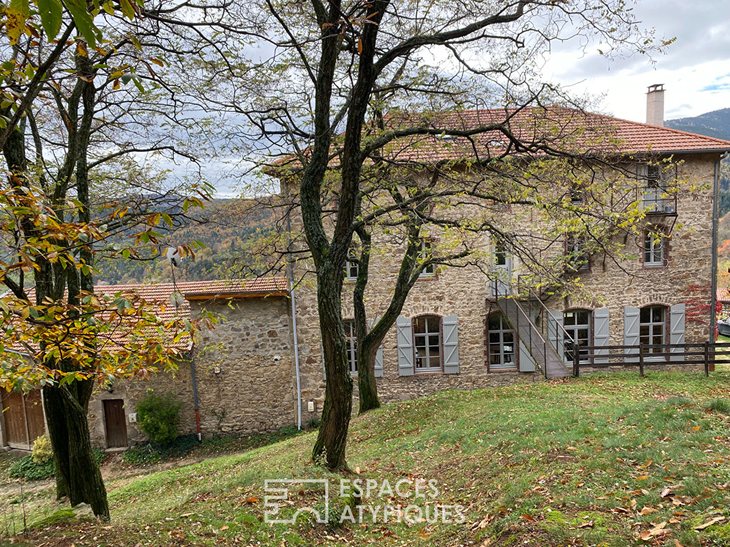En Ardèche, des propositions d’accueil, sous le charme d’une ancienne école.