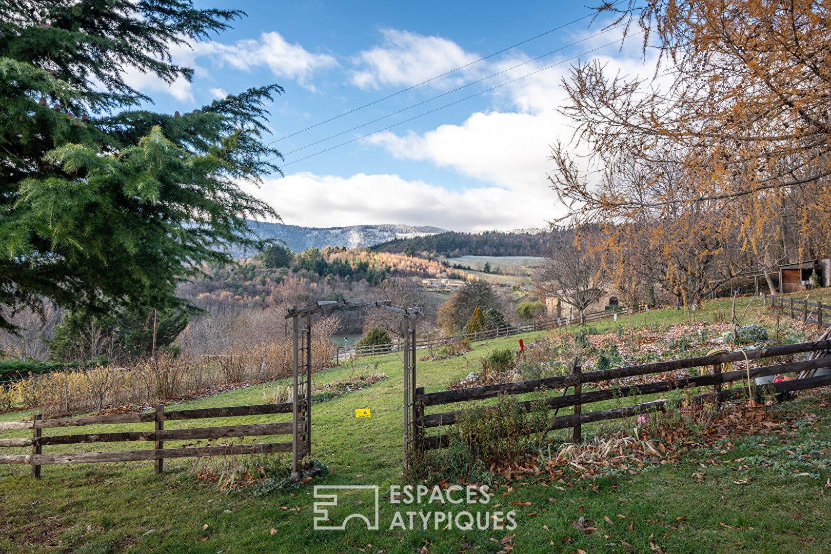 En Ardèche, des propositions d’accueil, sous le charme d’une ancienne école.