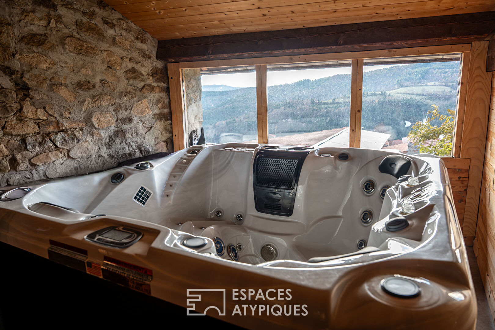 En Ardèche, des propositions d’accueil, sous le charme d’une ancienne école.