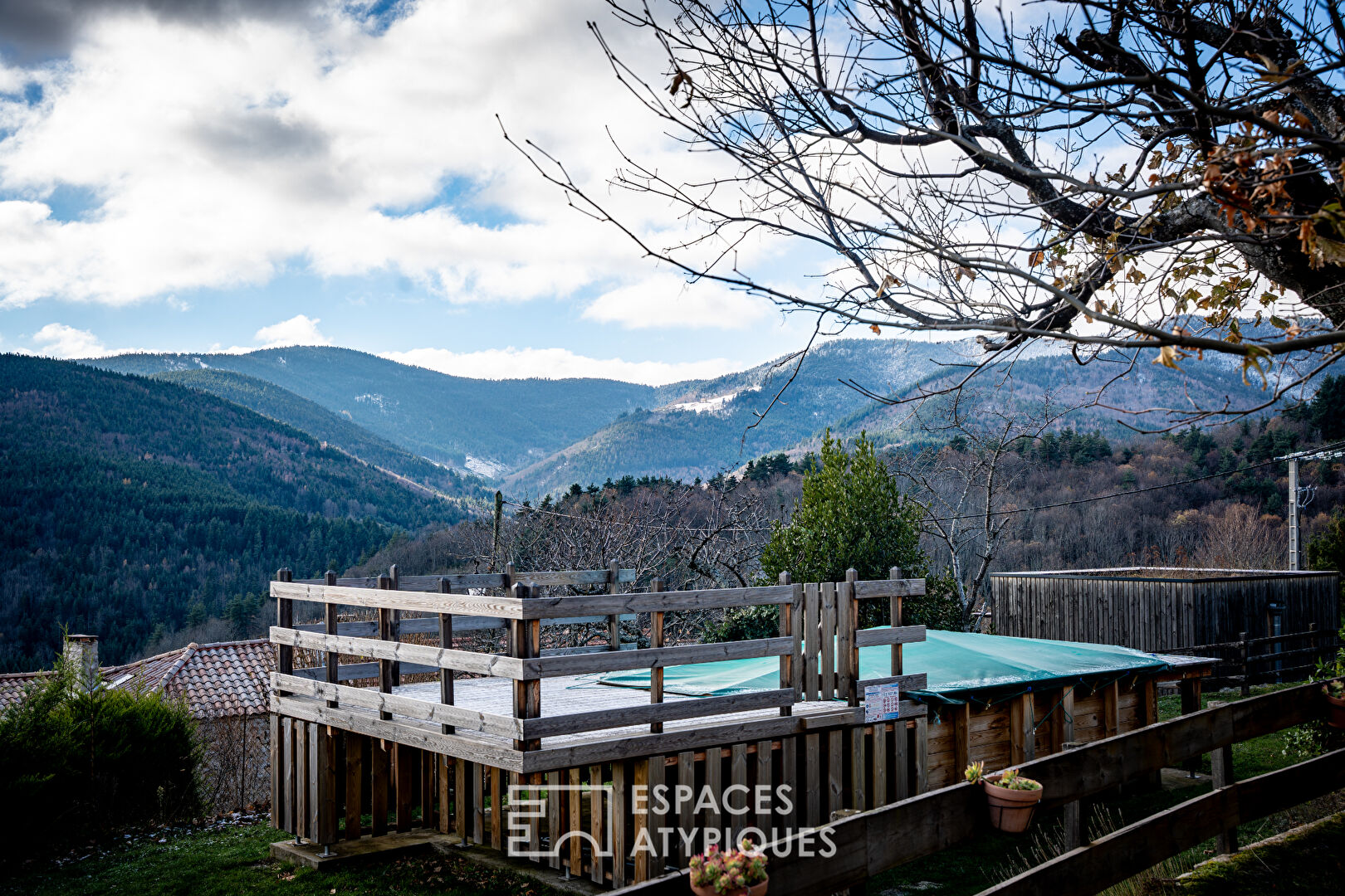 En Ardèche, des propositions d’accueil, sous le charme d’une ancienne école.