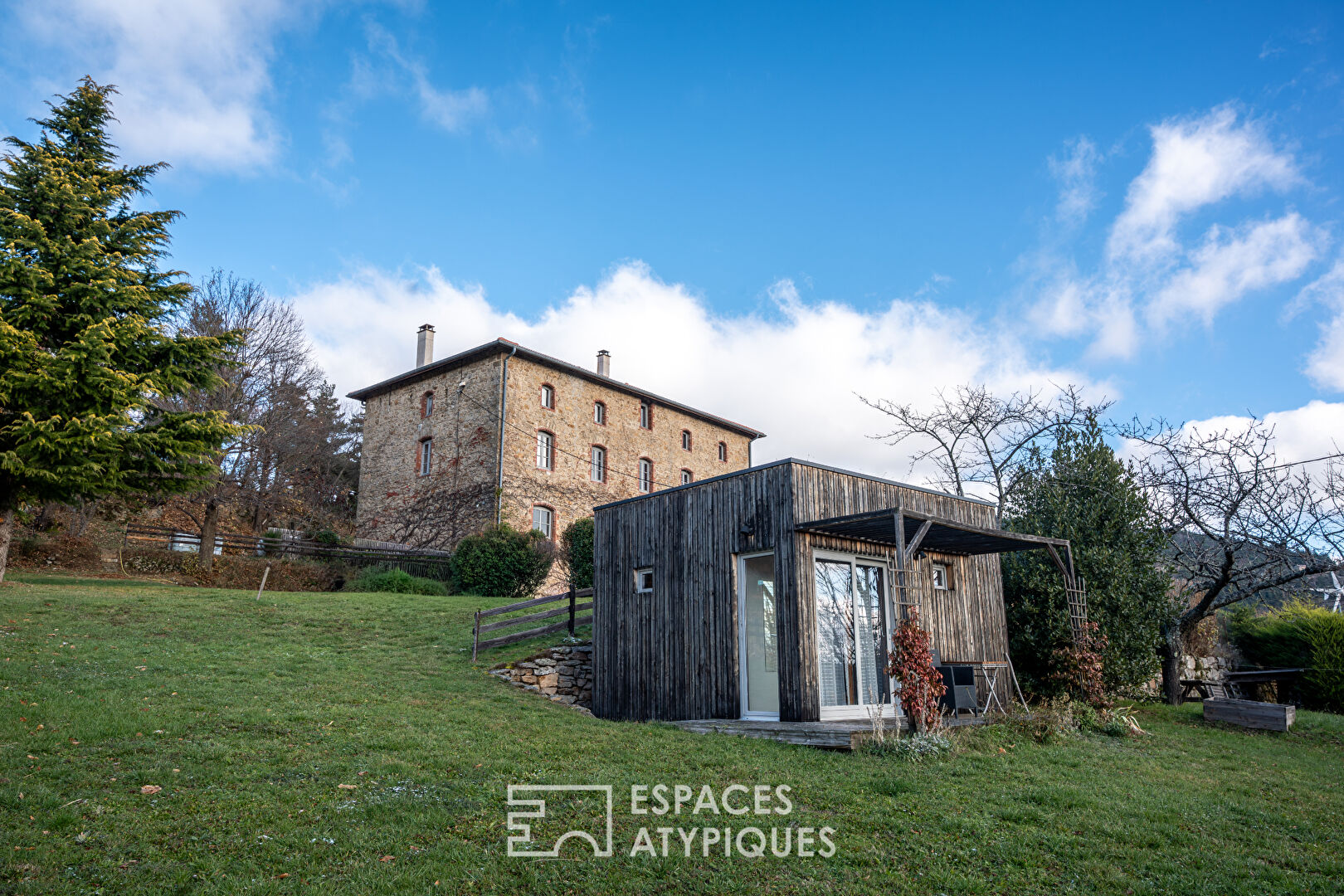 En Ardèche, des propositions d’accueil, sous le charme d’une ancienne école.