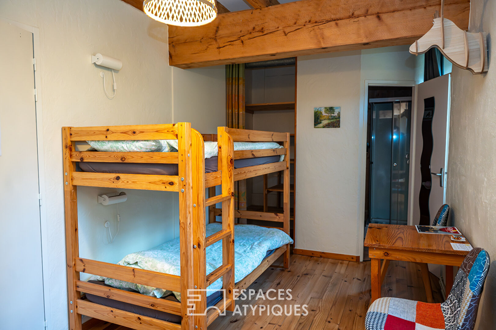 En Ardèche, des propositions d’accueil, sous le charme d’une ancienne école.