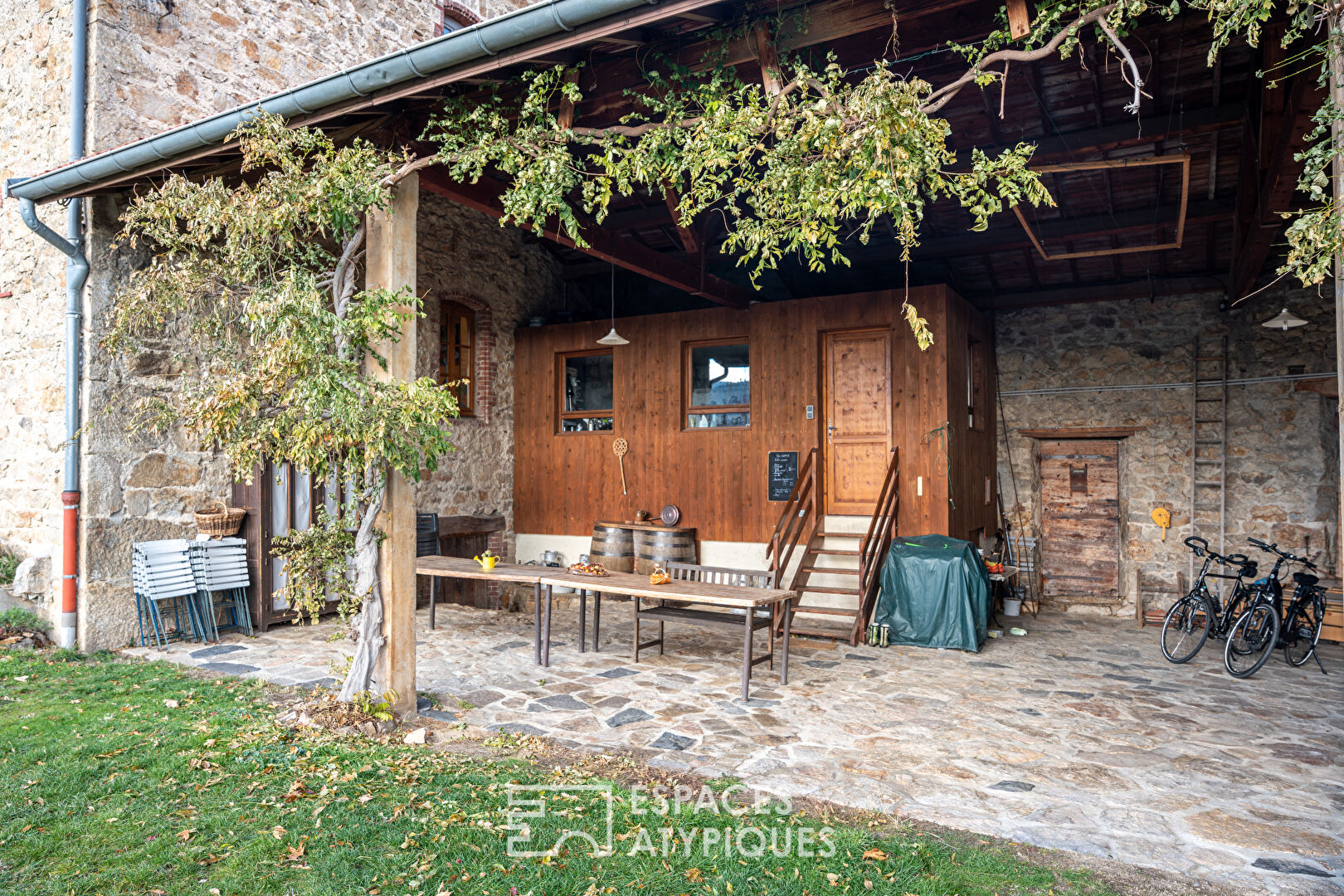 En Ardèche, des propositions d’accueil, sous le charme d’une ancienne école.