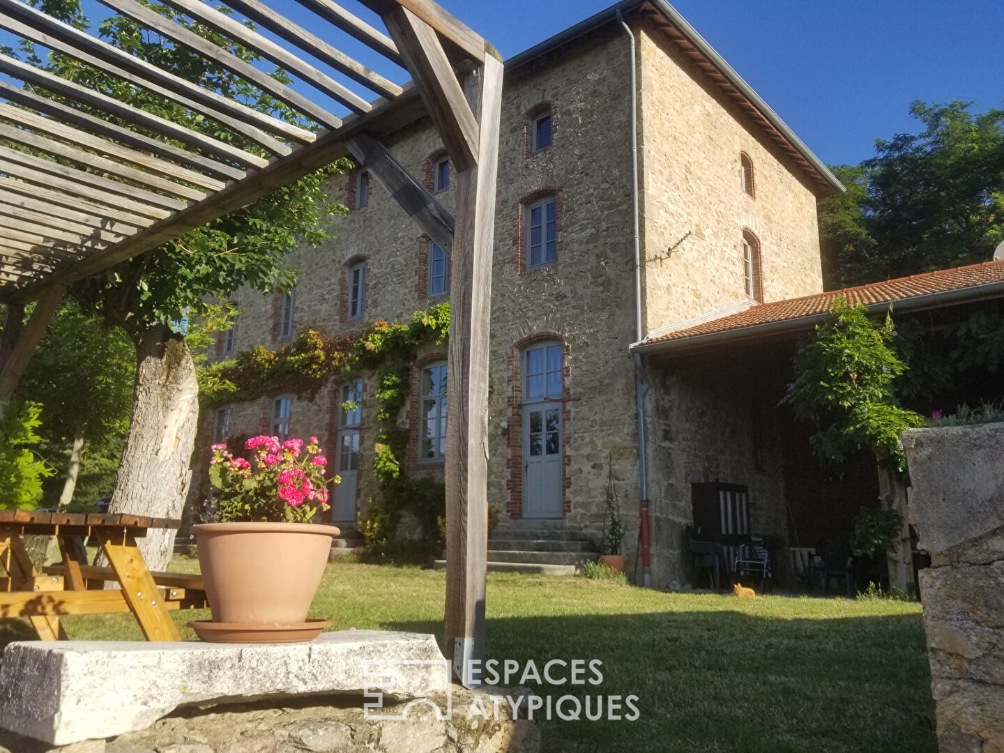 En Ardèche, des propositions d’accueil, sous le charme d’une ancienne école.