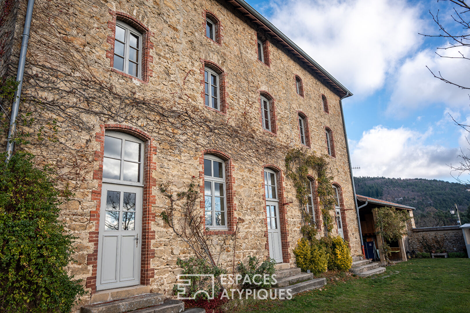 En Ardèche, des propositions d’accueil, sous le charme d’une ancienne école.