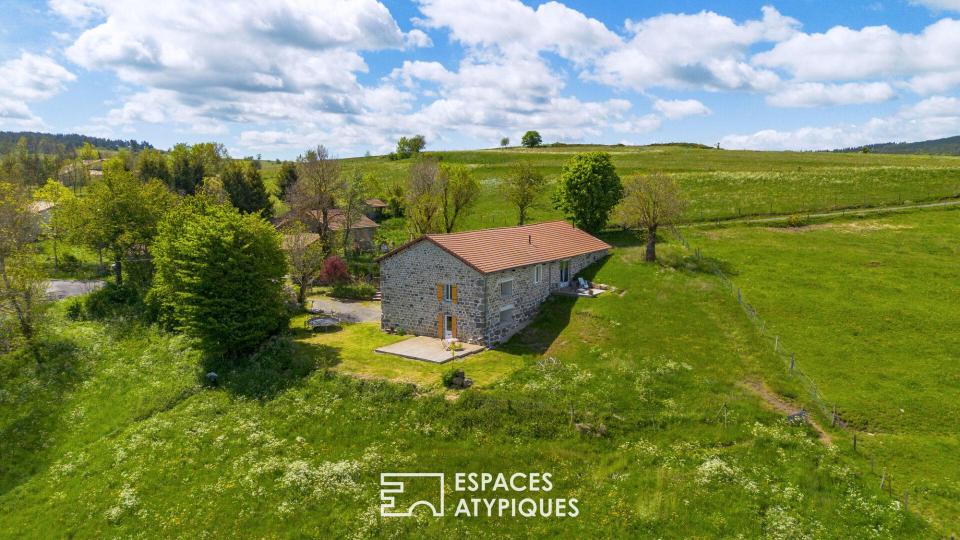 Ancienne ferme rénovée, un balcon naturel sur les monts d'Ardèche.