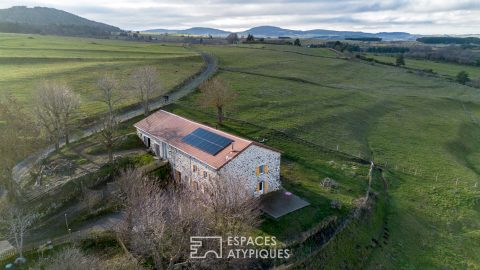 Ancienne ferme rénovée, un balcon naturel sur les monts d&rsquo;Ardèche.