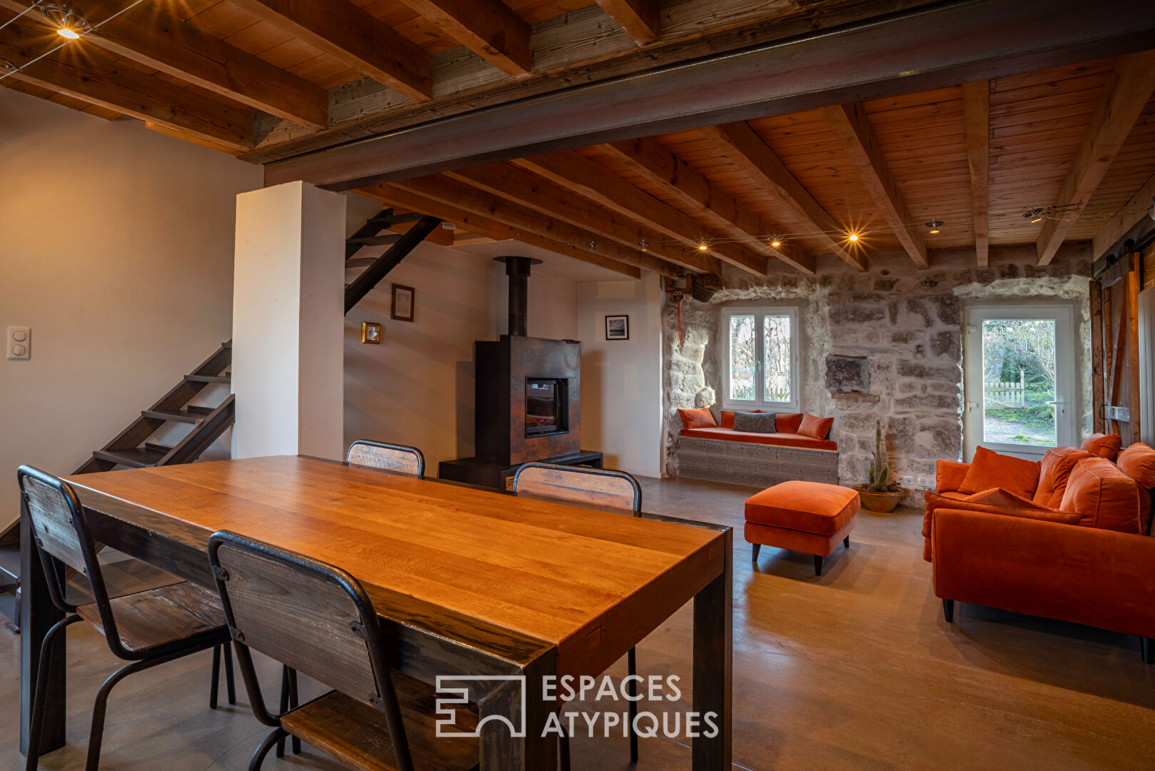 Ancienne ferme rénovée, un balcon naturel sur les monts d&rsquo;Ardèche.