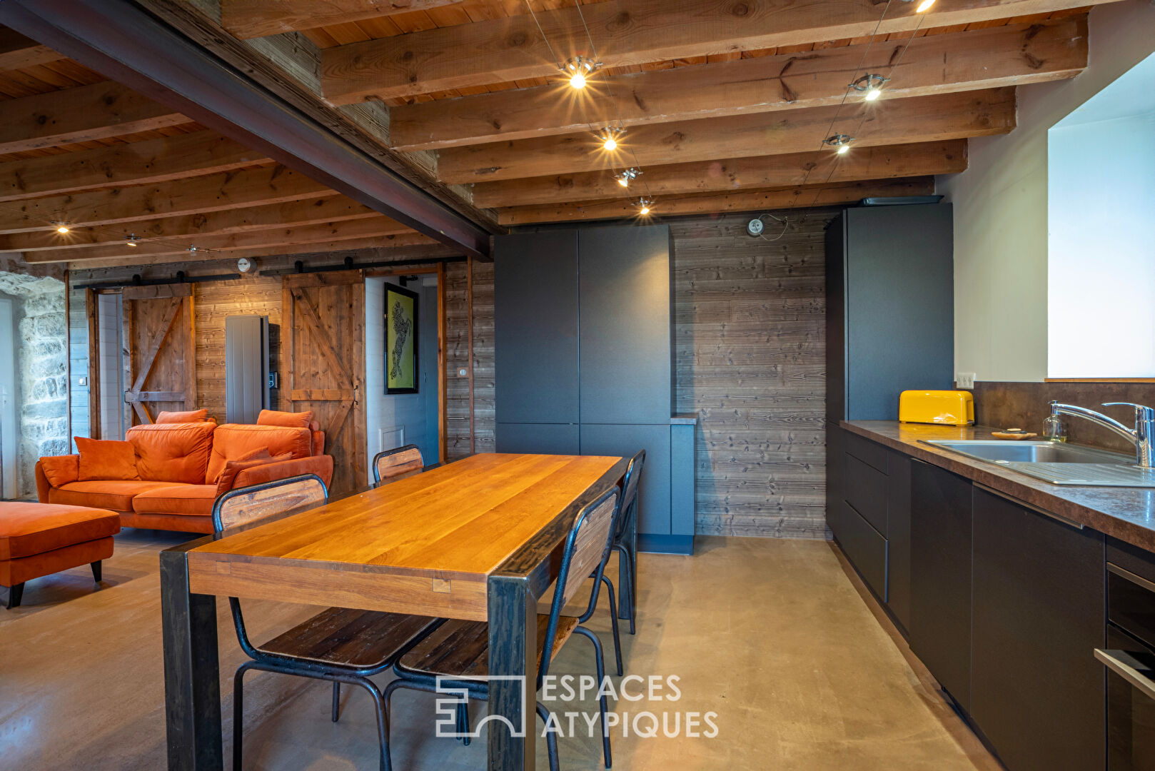 Ancienne ferme rénovée, un balcon naturel sur les monts d&rsquo;Ardèche.