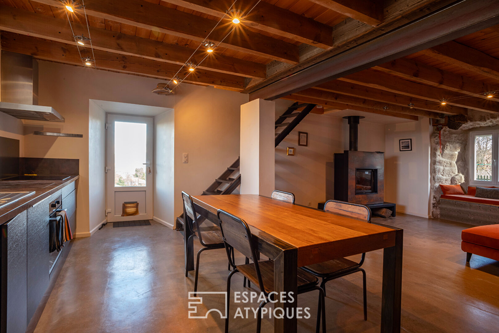 Ancienne ferme rénovée, un balcon naturel sur les monts d&rsquo;Ardèche.