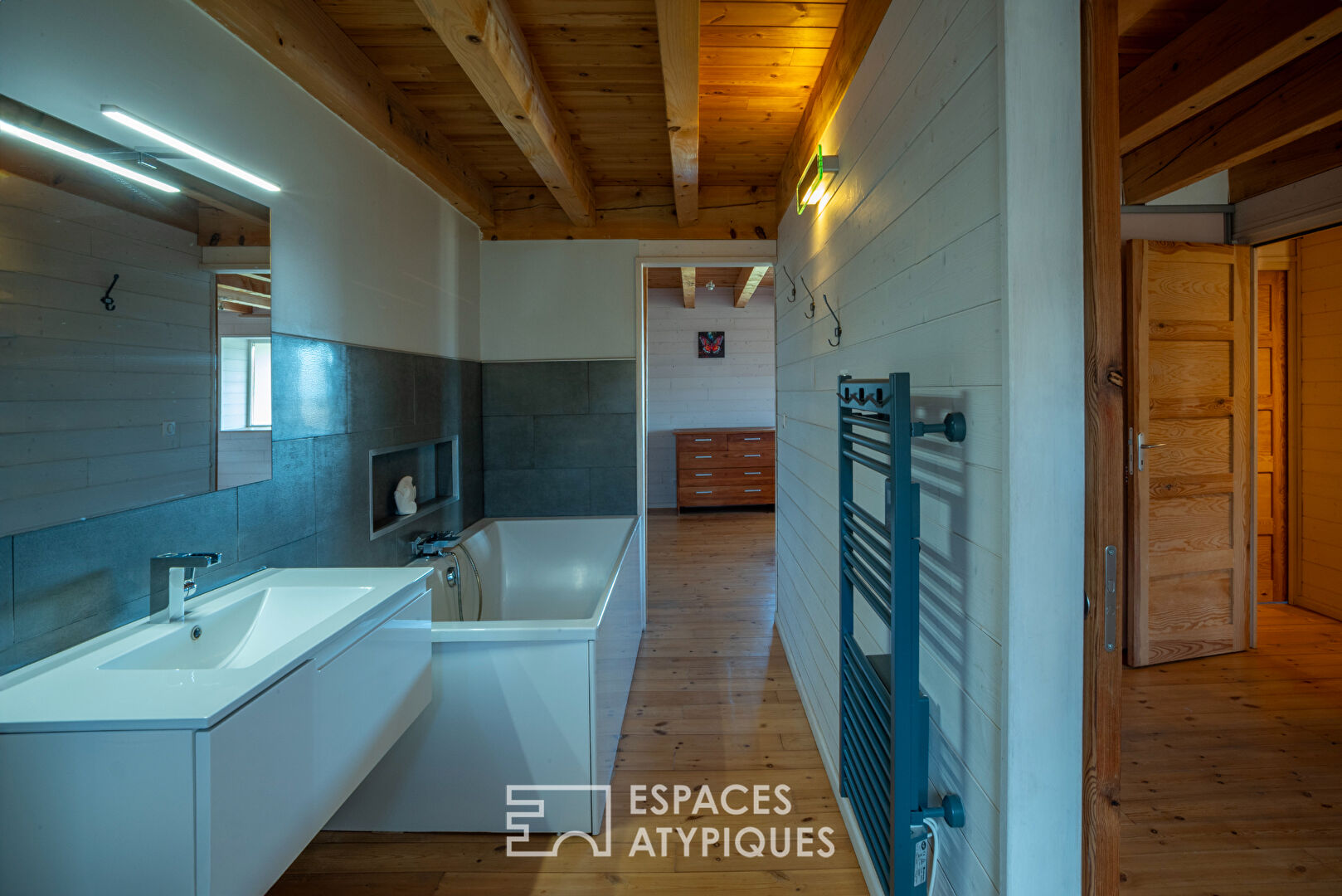 Ancienne ferme rénovée, un balcon naturel sur les monts d&rsquo;Ardèche.