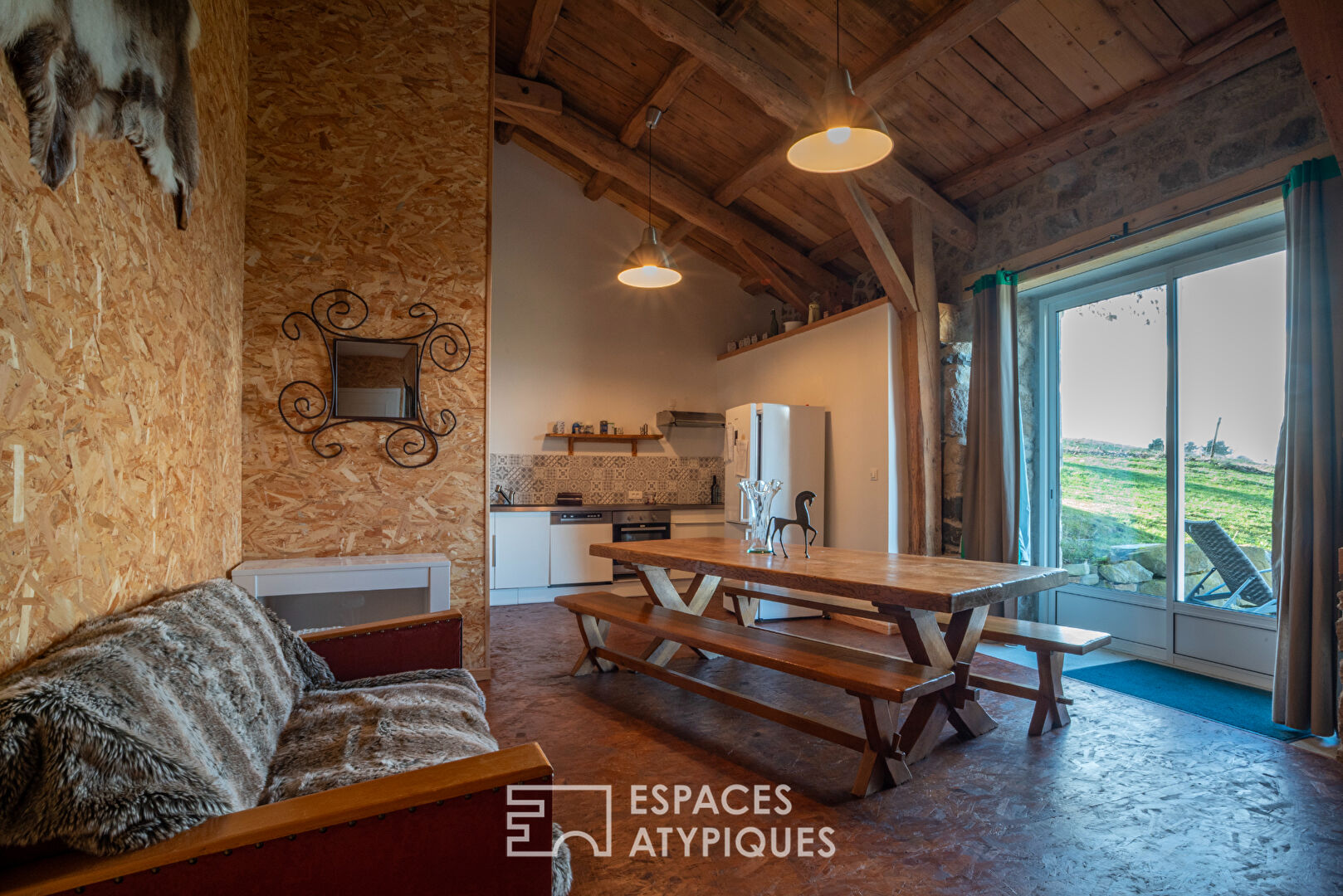 Ancienne ferme rénovée, un balcon naturel sur les monts d&rsquo;Ardèche.