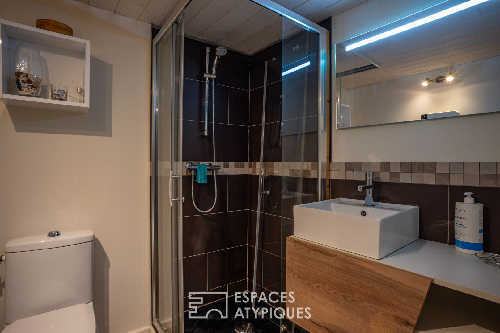 Ancienne ferme rénovée, un balcon naturel sur les monts d&rsquo;Ardèche.