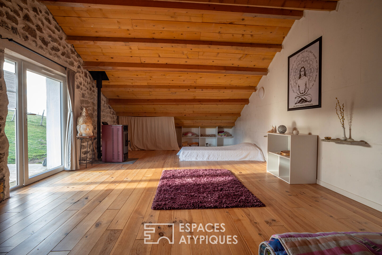 Ancienne ferme rénovée, un balcon naturel sur les monts d&rsquo;Ardèche.