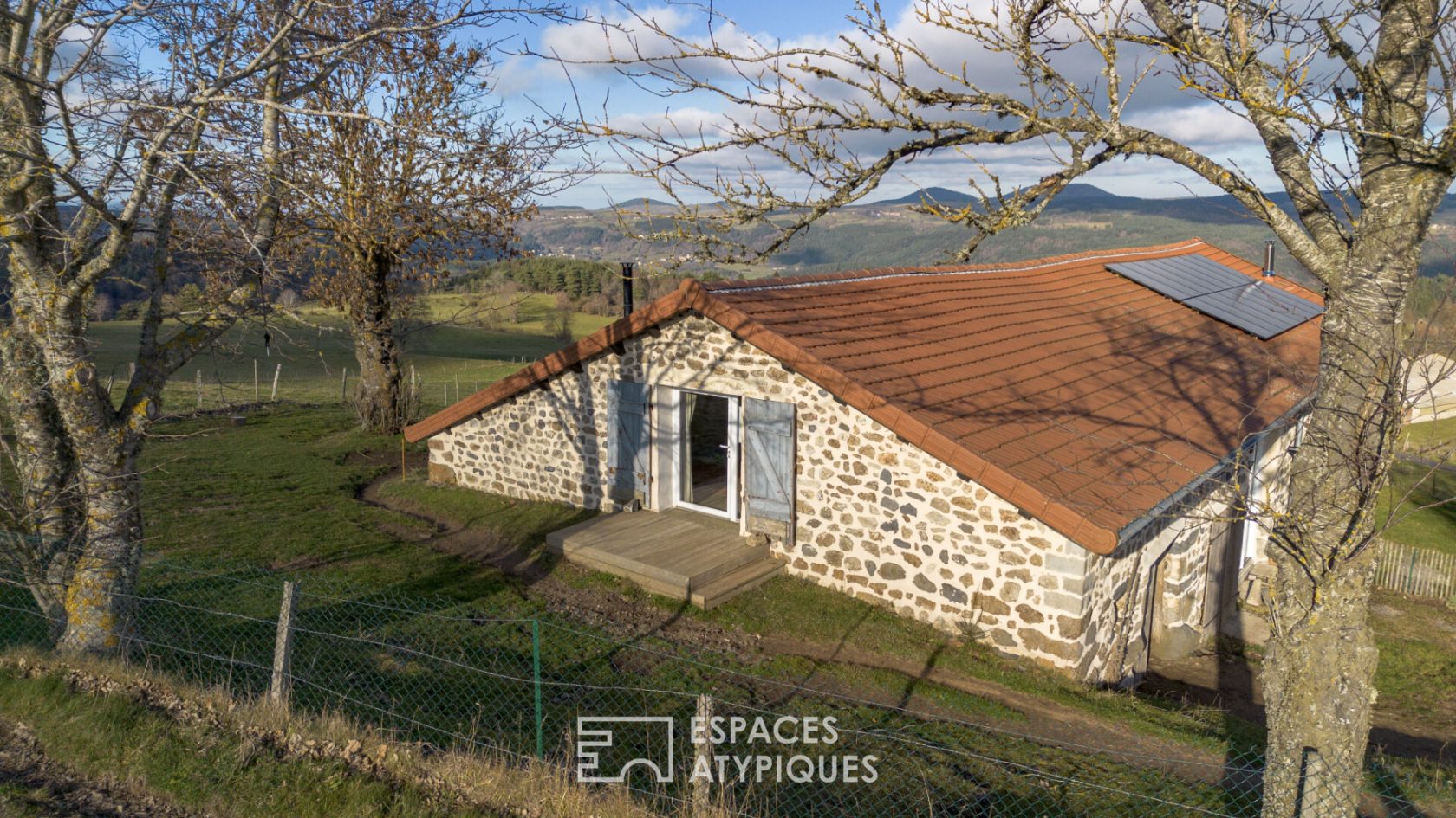 Ancienne ferme rénovée, un balcon naturel sur les monts d&rsquo;Ardèche.