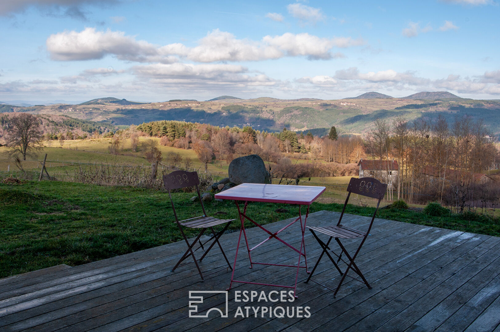 Ancienne ferme rénovée, un balcon naturel sur les monts d&rsquo;Ardèche.