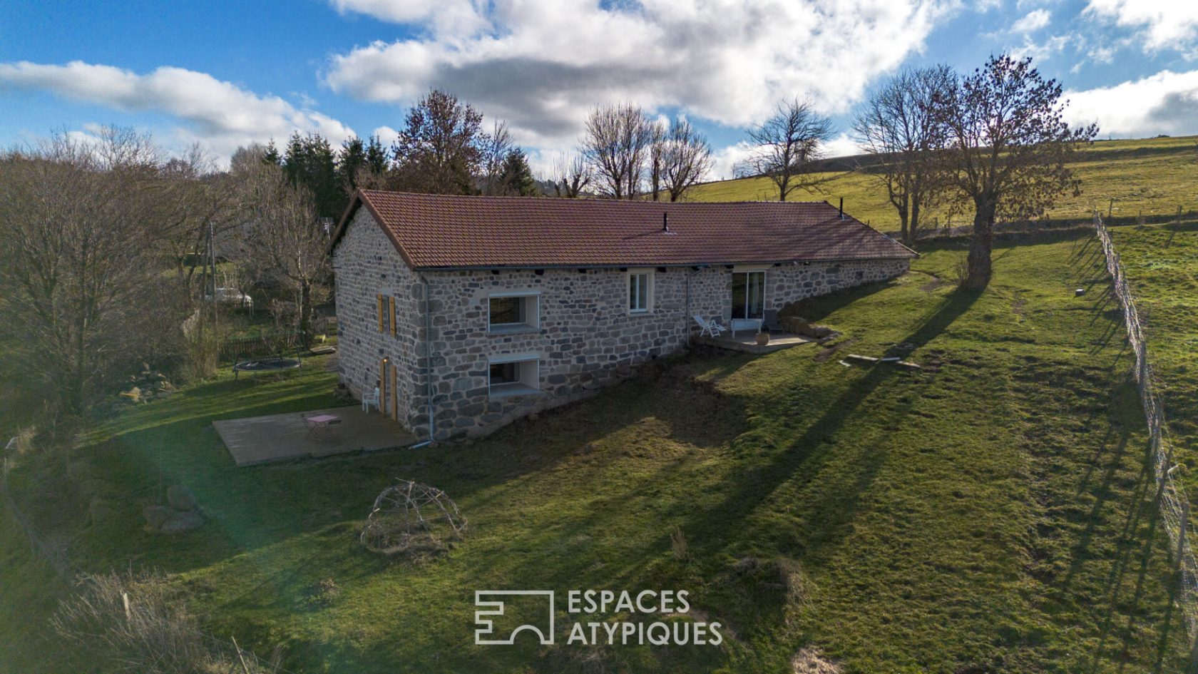 Ancienne ferme rénovée, un balcon naturel sur les monts d&rsquo;Ardèche.