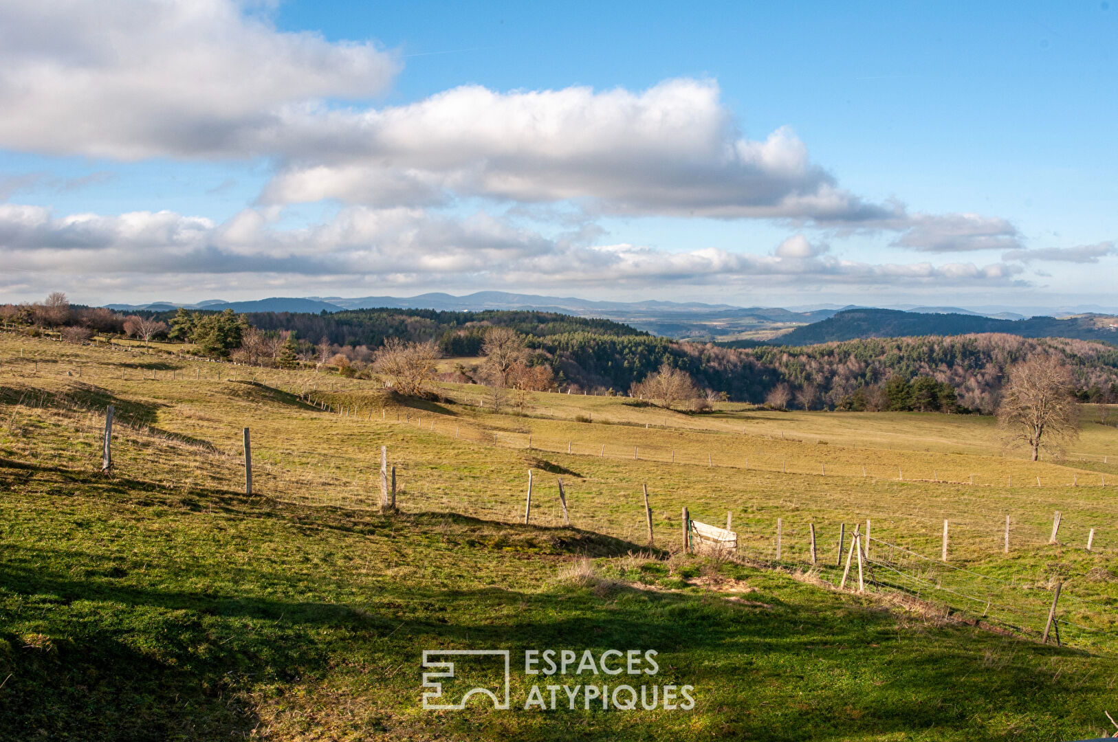Ancienne ferme rénovée, un balcon naturel sur les monts d&rsquo;Ardèche.