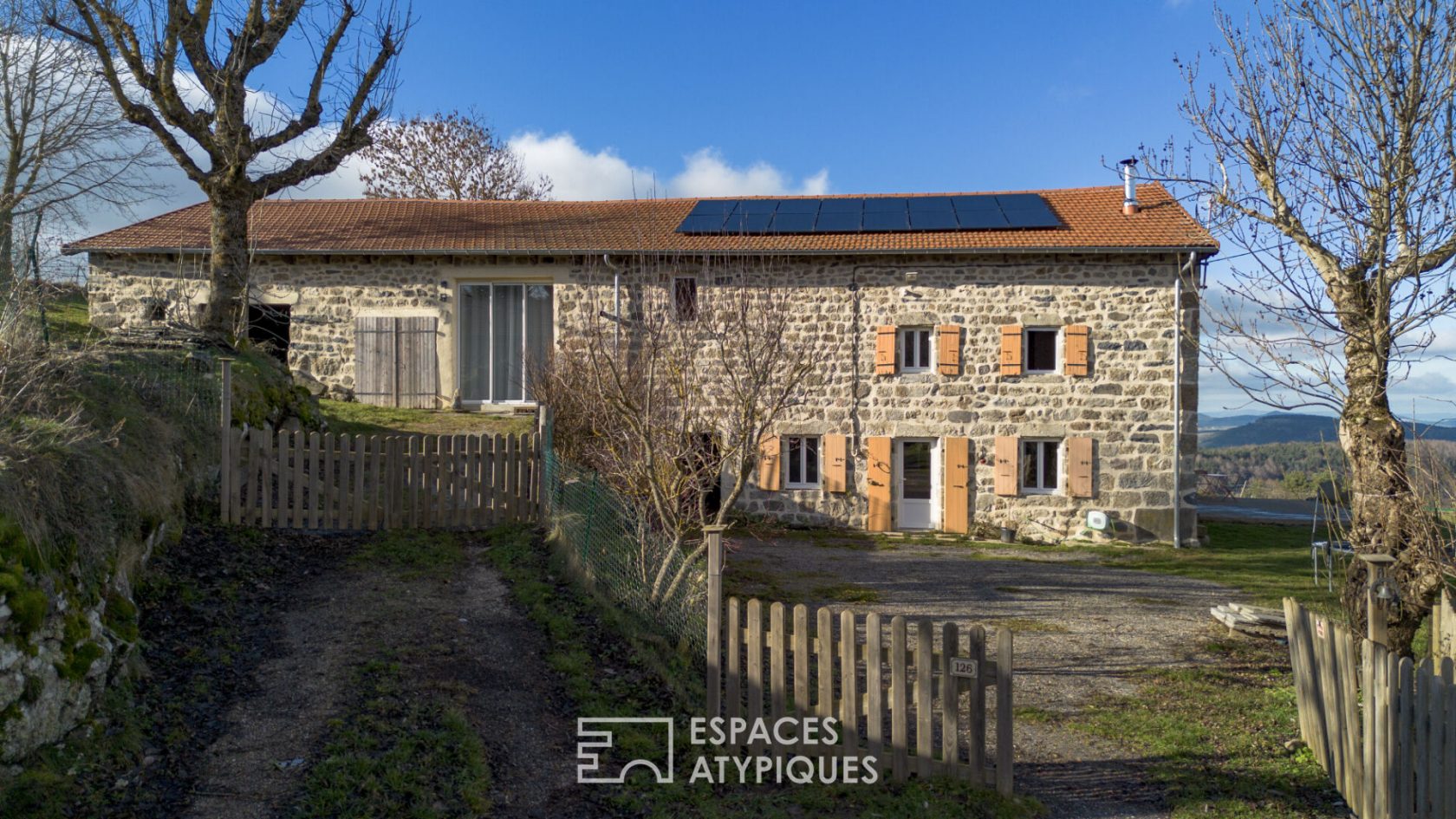 Ancienne ferme rénovée, un balcon naturel sur les monts d&rsquo;Ardèche.
