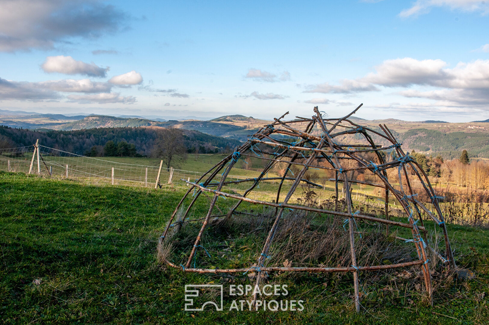 Ancienne ferme rénovée, un balcon naturel sur les monts d&rsquo;Ardèche.